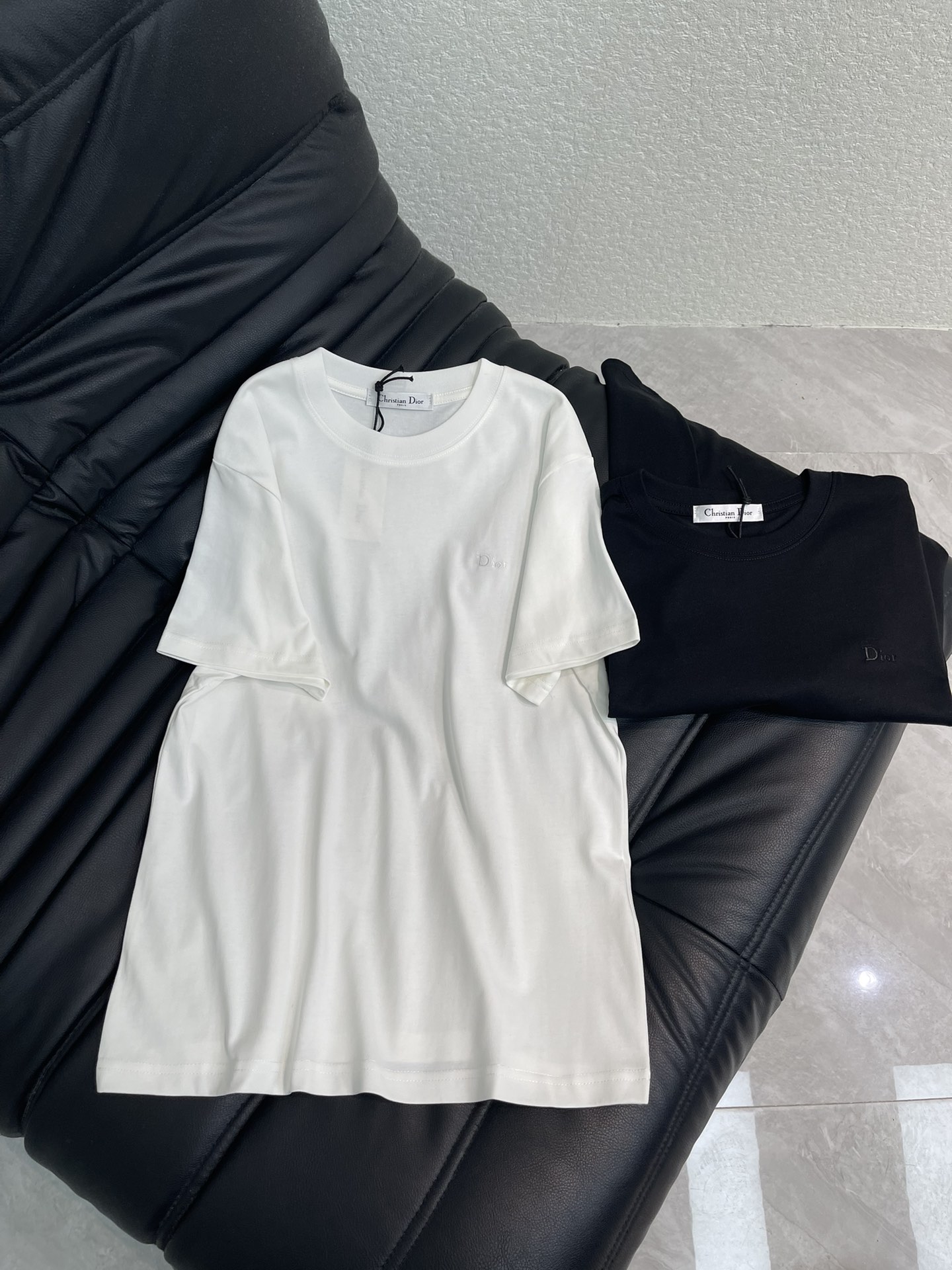 NO:667569,Dio*26 new spring and summer short-sleeved T-shirt with embroidered small letters. Imported Tencel cotton fabric. High-density fashionable sports style. Every daily wear. Playful and age-reducing design elements full of vitality. High quality. Sizes SML, dior, T-shirt, tees, t-shirt,  19860909Dio*26春夏新款刺绣小字母短袖T恤 进口天丝棉面料 高密度时髦运动风 每个日常的穿搭 俏皮减龄充满元气的设计元素 高品质 尺码SML,,dior,T-shirt,tees，t-shirt, ,Women's clothing