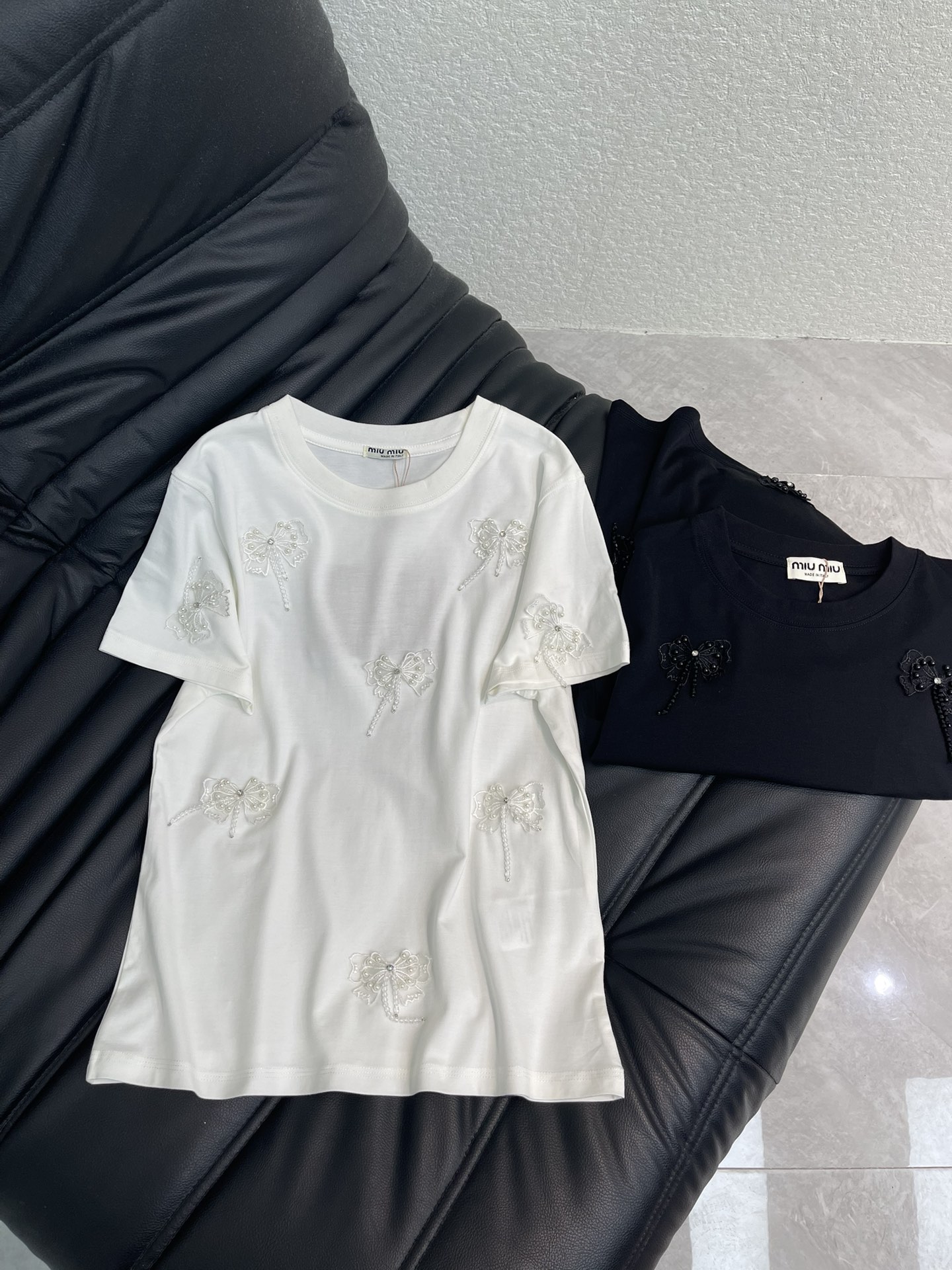 NO:667566,Miumi*26 new spring and summer heavy industry full-body beaded bow short-sleeved T-shirt Imported Tencel cotton fabric High-density fashionable sports style Every daily wear Playful and age-reducing design elements full of vitality High quality Size SML A,,miumiu,T-shirt,tees,t-shirt, 19860909Miumi*26春夏新款重工全身订珠蝴蝶结短袖T恤 进口天丝棉面料 高密度时髦运动风 每个日常的穿搭 俏皮减龄充满元气的设计元素 高品质 尺码SML A,,miumiu,T-shirt,tees，t-shirt, ,Women's clothing