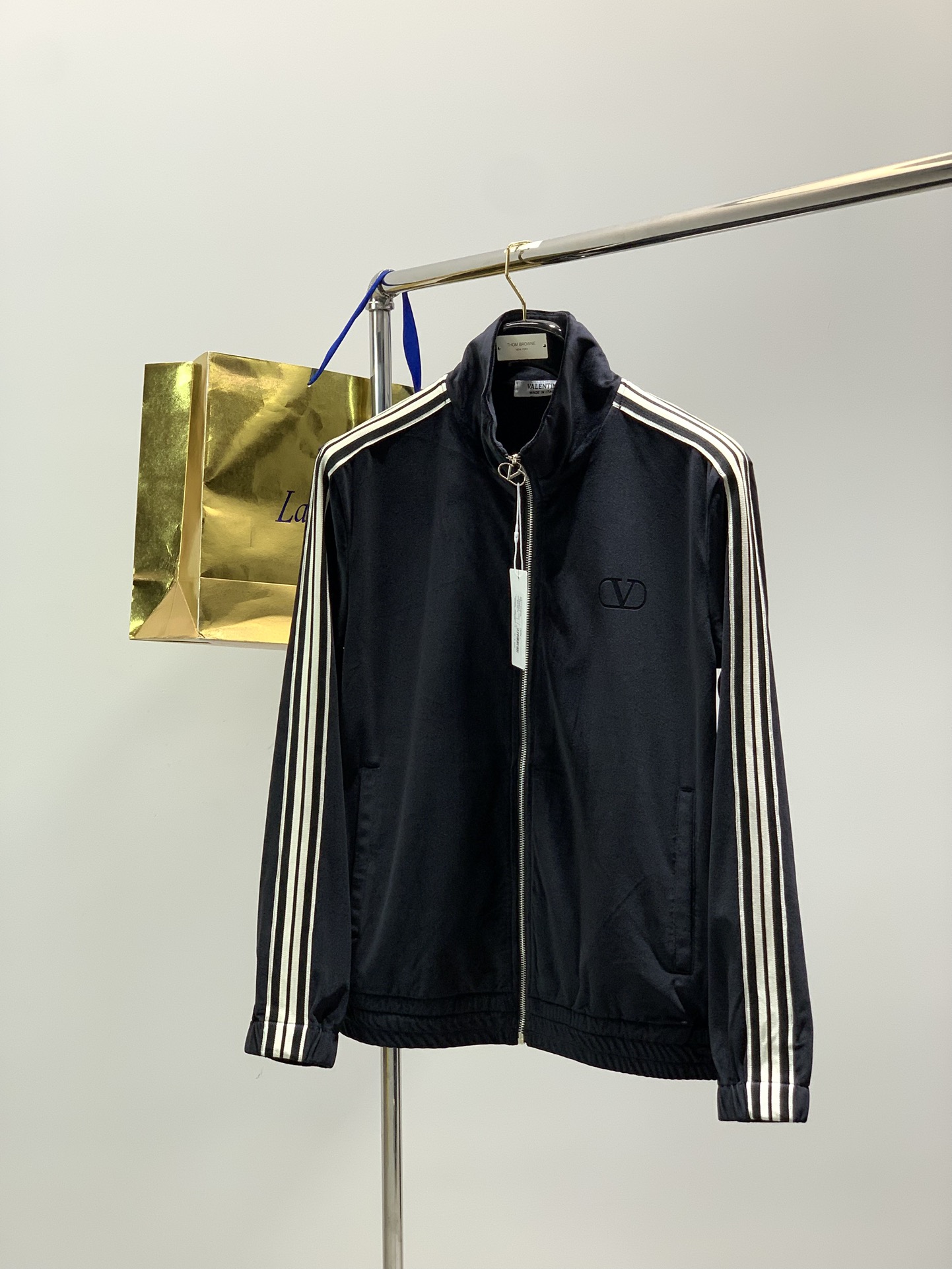 NO:681289,Clothes, pants, Valentino, new autumn products, fashionable casual suits, available at counters simultaneously, original goods, imported original fabrics, top-notch printing technology letter pattern decoration logo, original hardware accessories decoration, a must-have for fashionistas, extremely high grade, exquisite workmanship, handsome and fashionable upper body, size S-2XL,, valentino, valentino,19860909衣服,裤子,Valentino 华伦天奴,秋季新品,时尚休闲套装,专柜同步有售,原单狠货,进口原版面料,顶级印花工艺字母图案装饰logo,原版五金辅料装饰,潮人必备,档次极高,工艺精湛,上身帅时尚帅气,码数S-2XL,,valentino,valentino,,Men's clothing