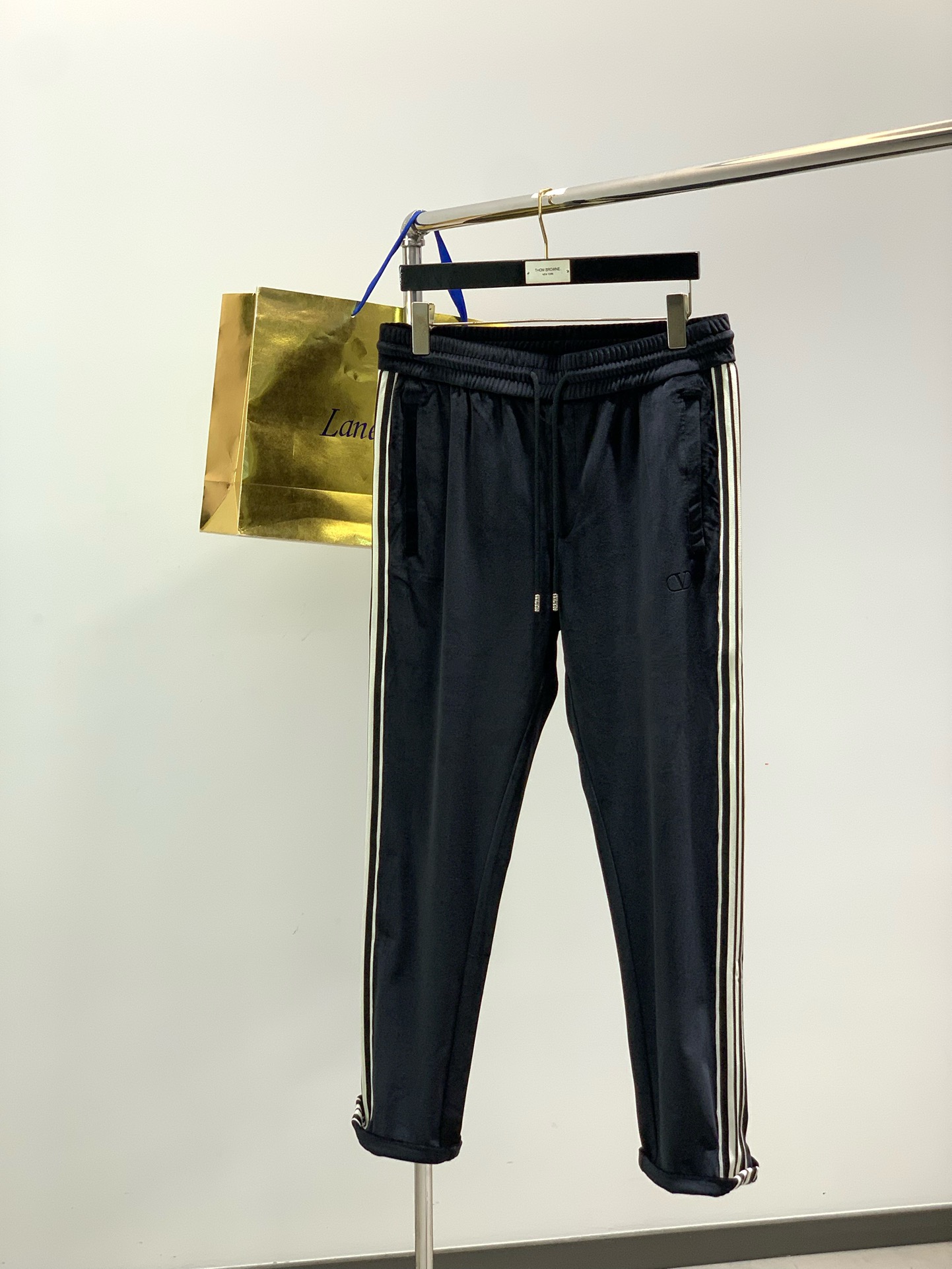 NO:725591,Clothes, pants, Valentino, new autumn products, fashionable casual suits, available at counters simultaneously, original goods, imported original fabrics, top-notch printing technology letter pattern decoration logo, original hardware accessories decoration, a must-have for fashionistas, extremely high grade, exquisite workmanship, handsome and fashionable upper body, size S-2XL,, valentino, valentino,19860909衣服,裤子,Valentino 华伦天奴,秋季新品,时尚休闲套装,专柜同步有售,原单狠货,进口原版面料,顶级印花工艺字母图案装饰logo,原版五金辅料装饰,潮人必备,档次极高,工艺精湛,上身帅时尚帅气,码数S-2XL,,valentino,valentino,,Men's clothing