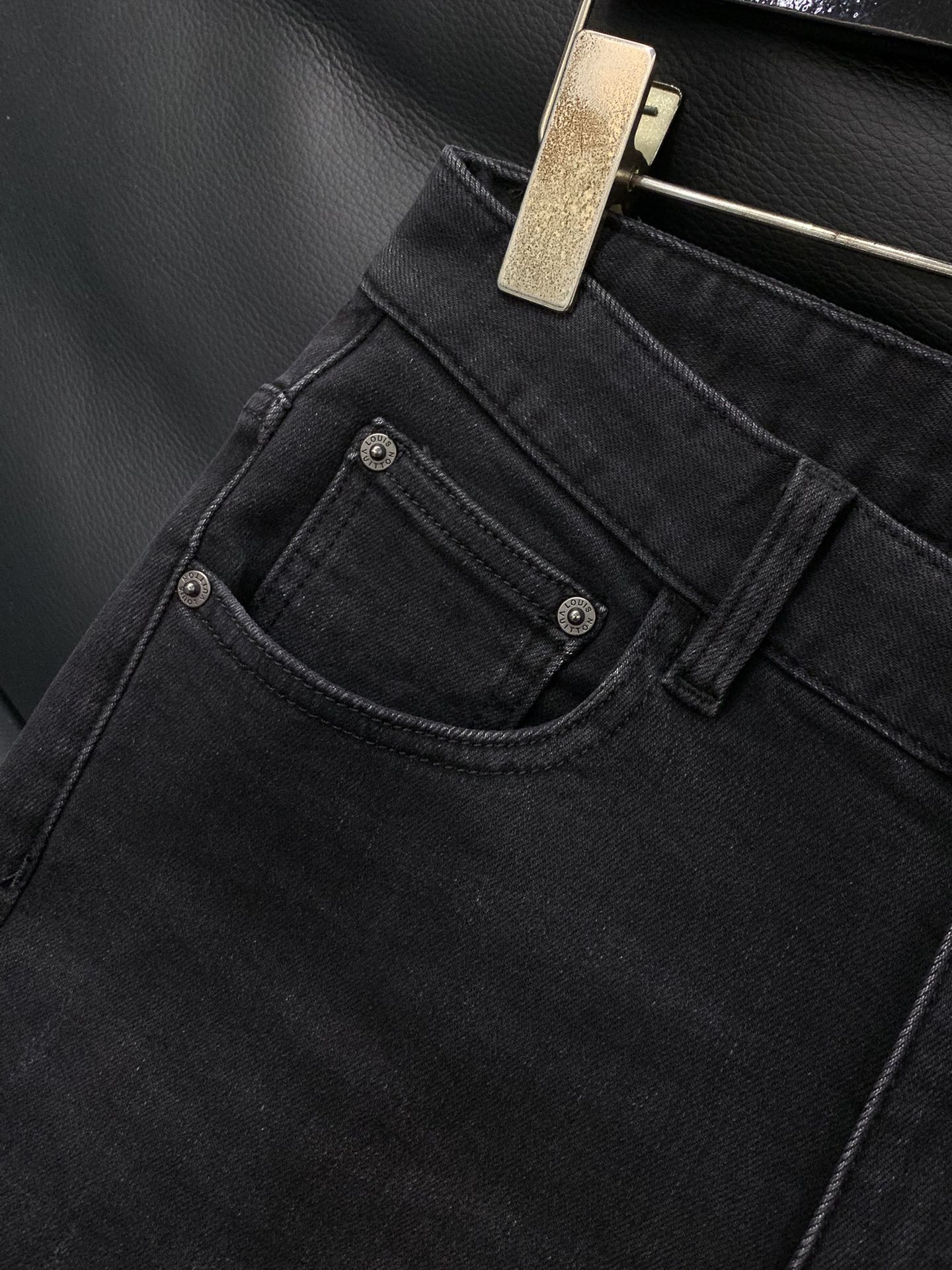 ，LouisVuitton 路易威登，2025冬季最新款，专柜同步有售，原单狠货，时尚➕薄绒休闲水洗牛仔