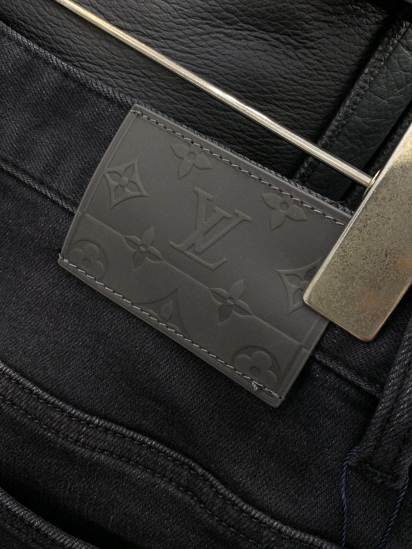 ，LouisVuitton 路易威登，2025冬季最新款，专柜同步有售，原单狠货，时尚➕薄绒休闲水洗牛仔