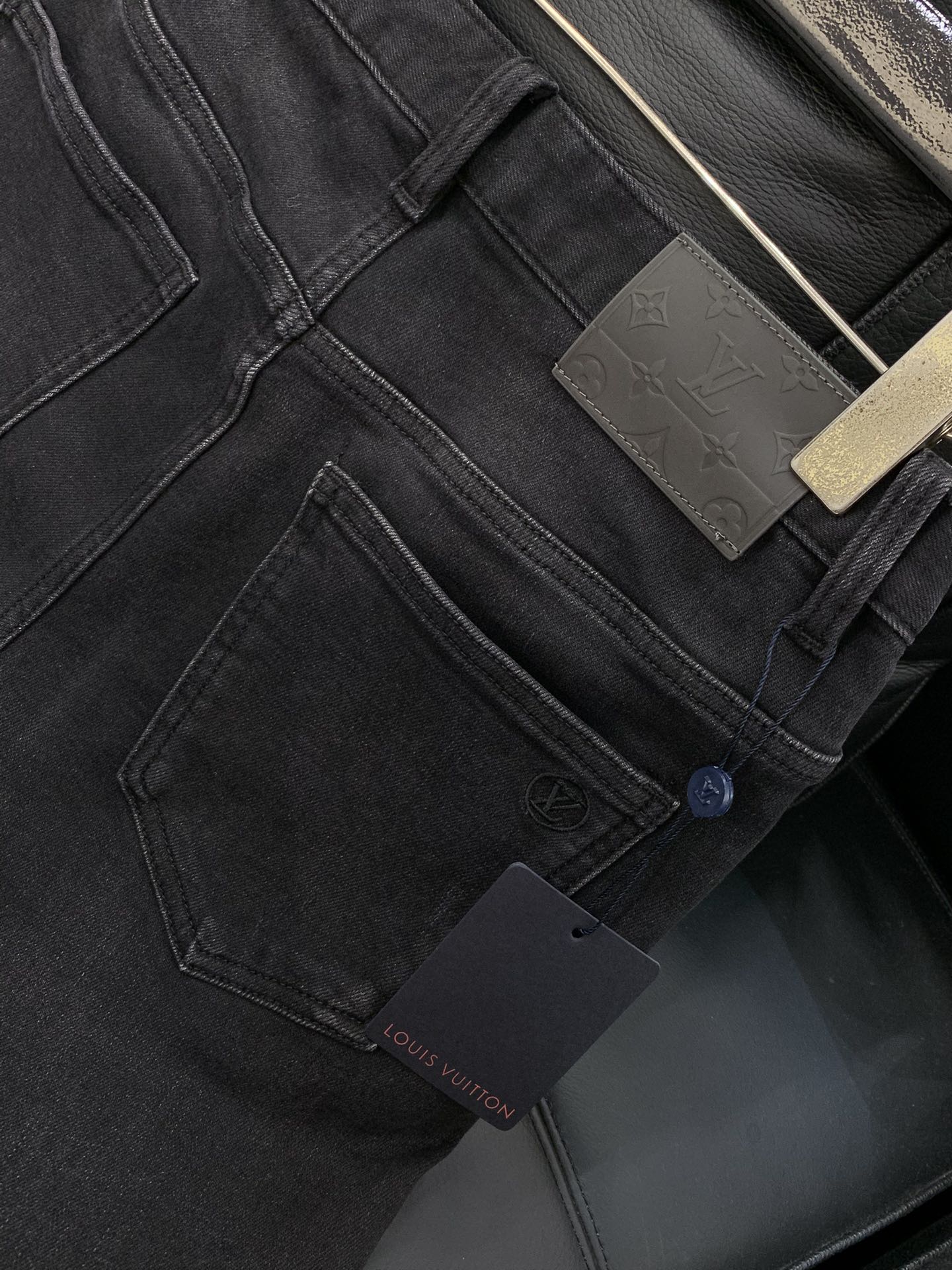 ，LouisVuitton 路易威登，2025冬季最新款，专柜同步有售，原单狠货，时尚➕薄绒休闲水洗牛仔