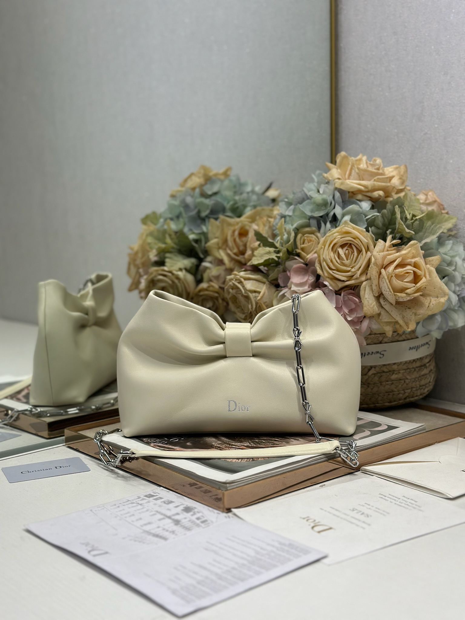 NO:670851,Authentic Dior-LAMBSKIN 2026 Spring and Summer New Handbag 'Beige Silver Chain' LAMBSKIN chain bag, brand new bag shape, calf leather texture, elegant and practical style, can store a variety of daily necessities, is an ideal companion for day and evening wear. The detachable chain is embellished with a bow for more exquisiteness, and can be carried by hand or cross-body. Model 0714  Size 27×8×18cm (length×width×height), DIOR, dior, cowhide19860909正品级 Dior-LAMBSKIN 2026春夏 新款手袋 「米色 银链」 LAMBSKIN链条包,全新的包形,小牛皮革的质感,优雅大气,款式实用,可收纳各种日常用品,是日装和晚装的理想良伴.可拆卸链条以蝴蝶结点缀更显精致,可手提或斜挎. 型号0714 尺寸27×8×18cm（长×宽×高）,DIOR,dior,cowhide,Bag