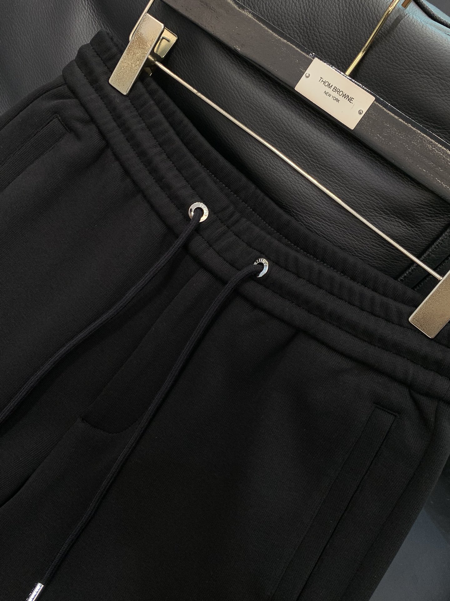 ，Fendi 芬迪，2025冬季最新品，专柜同步有售，原单狠货，时尚➕绒休闲裤，进口原版面料，舒适有弹性