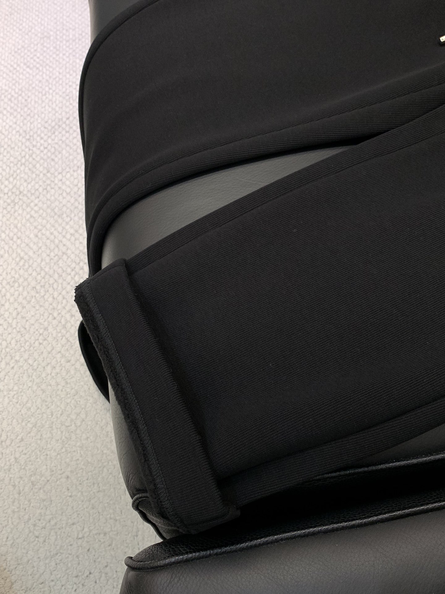 ，Fendi 芬迪，2025冬季最新品，专柜同步有售，原单狠货，时尚➕绒休闲裤，进口原版面料，舒适有弹性