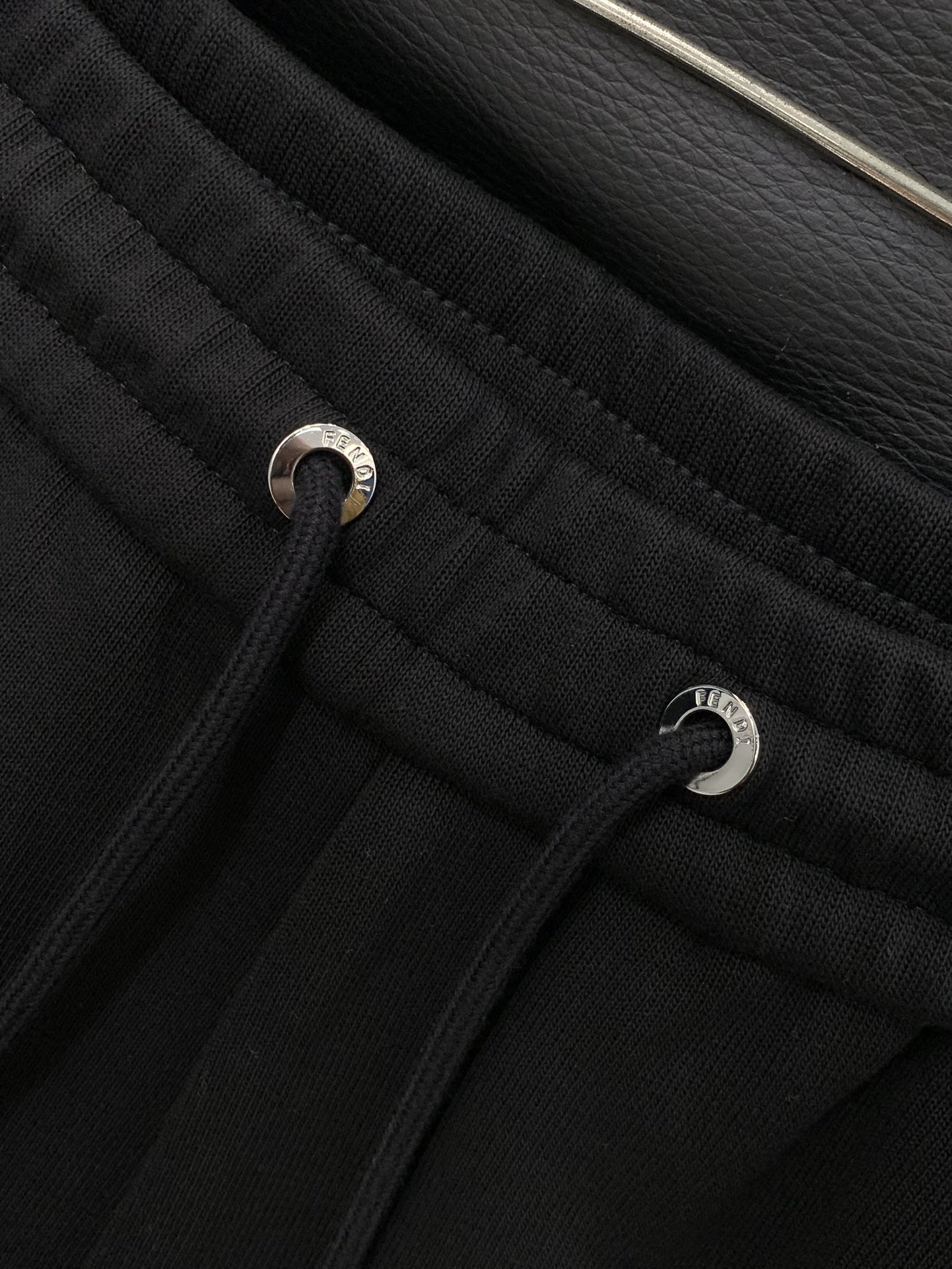 ，Fendi 芬迪，2025冬季最新品，专柜同步有售，原单狠货，时尚➕绒休闲裤，进口原版面料，舒适有弹性