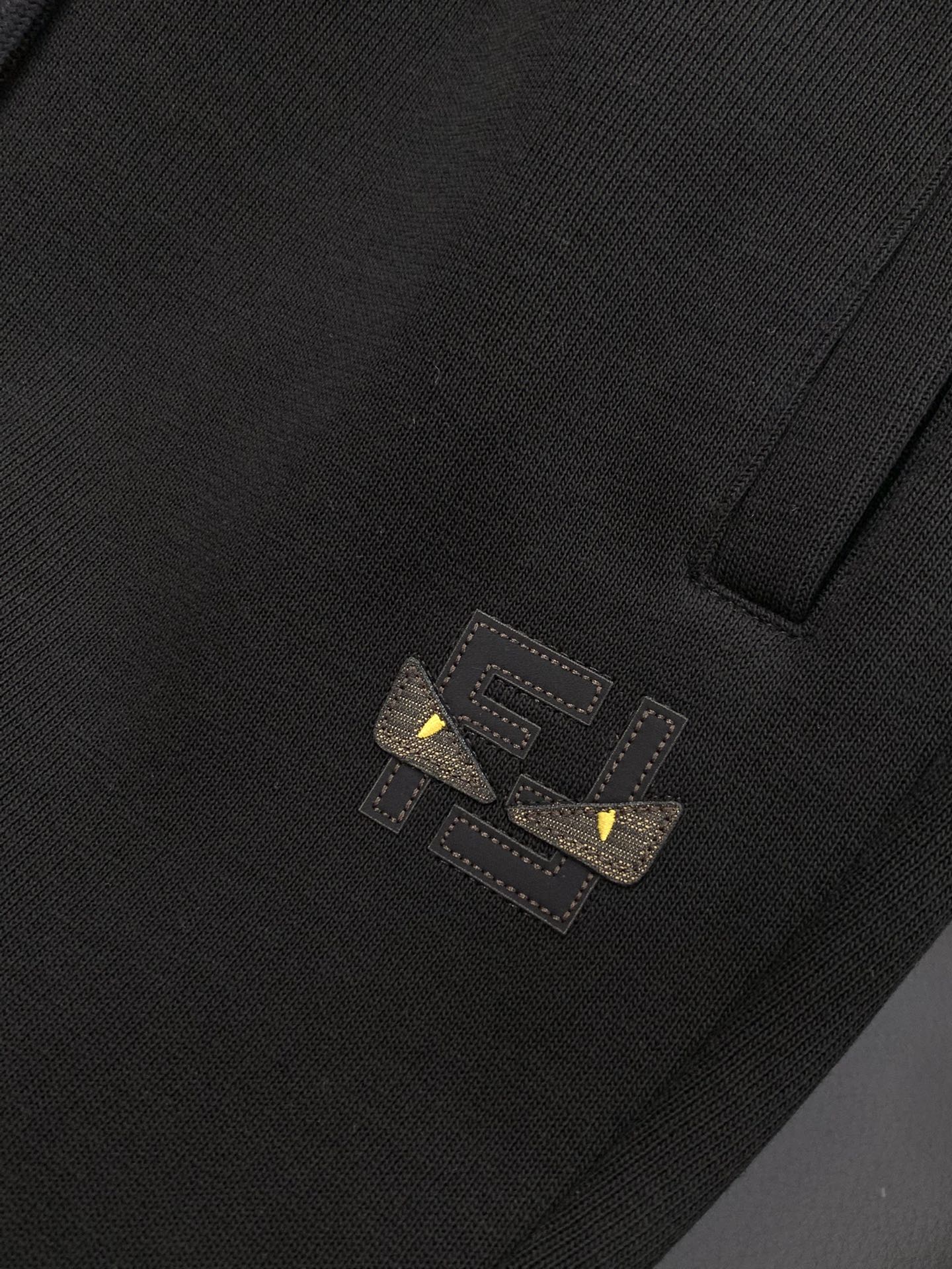 ，Fendi 芬迪，2025冬季最新品，专柜同步有售，原单狠货，时尚➕绒休闲裤，进口原版面料，舒适有弹性