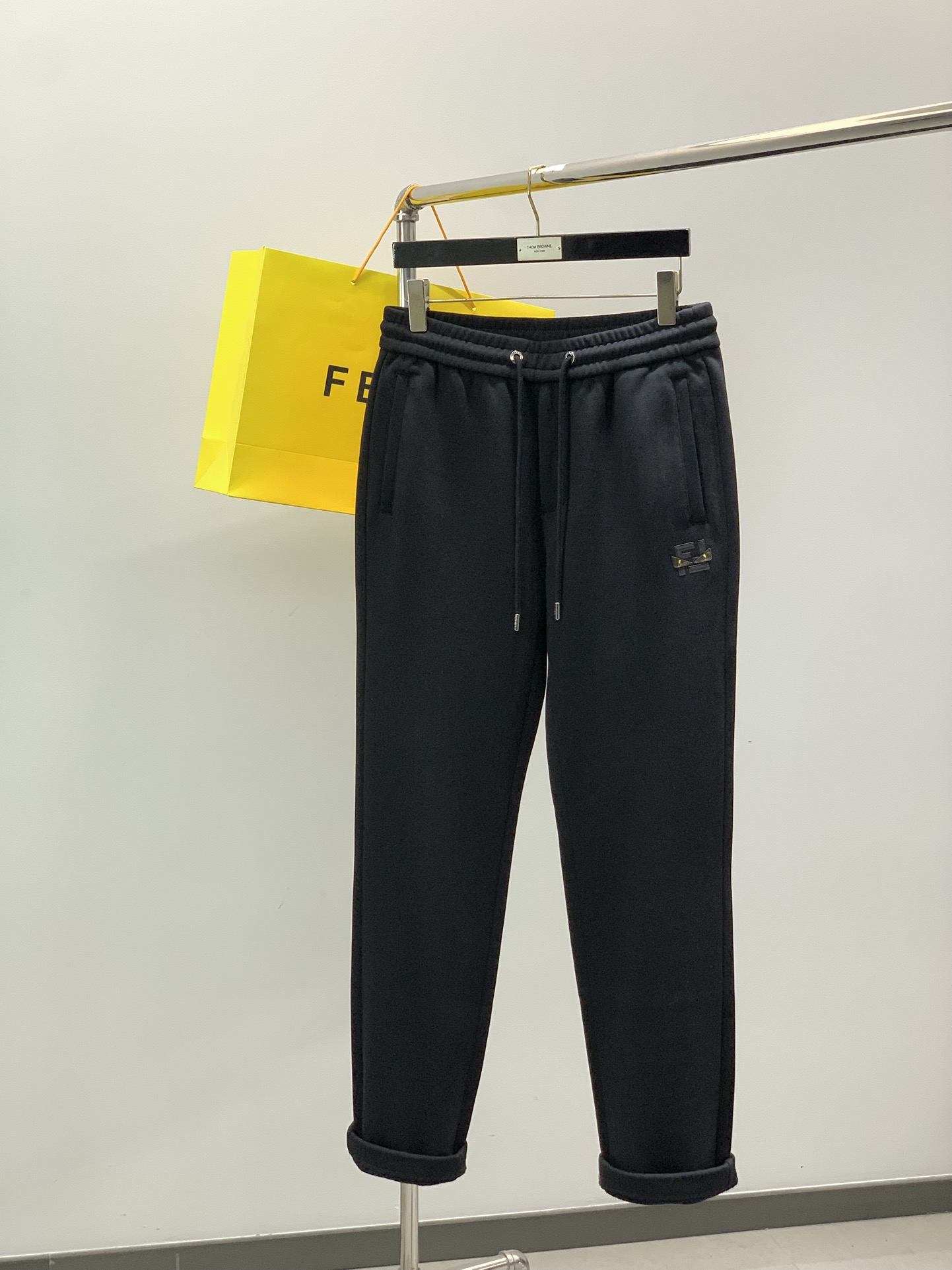 NO:681267,, Fendi Fendi, 2025 winter latest products, available at counters simultaneously, original goods, fashionable velvet casual pants, imported original fabrics, comfortable and elastic, top-quality genuine leather embroidery craft letter pattern logo, original hardware accessories decoration, unique design, super correct version, extremely high grade, handsome and stylish upper body, size M-3XL,,fendi,fendi,19860909,Fendi 芬迪,2025冬季最新品,专柜同步有售,原单狠货,时尚绒休闲裤,进口原版面料,舒适有弹性,顶级真皮刺绣工艺字母图案logo,原版五金辅料装饰,独特设计,版型超正,档次极高,上身帅气有型,码数M-3XL,,fendi,fendi,,Men's clothing