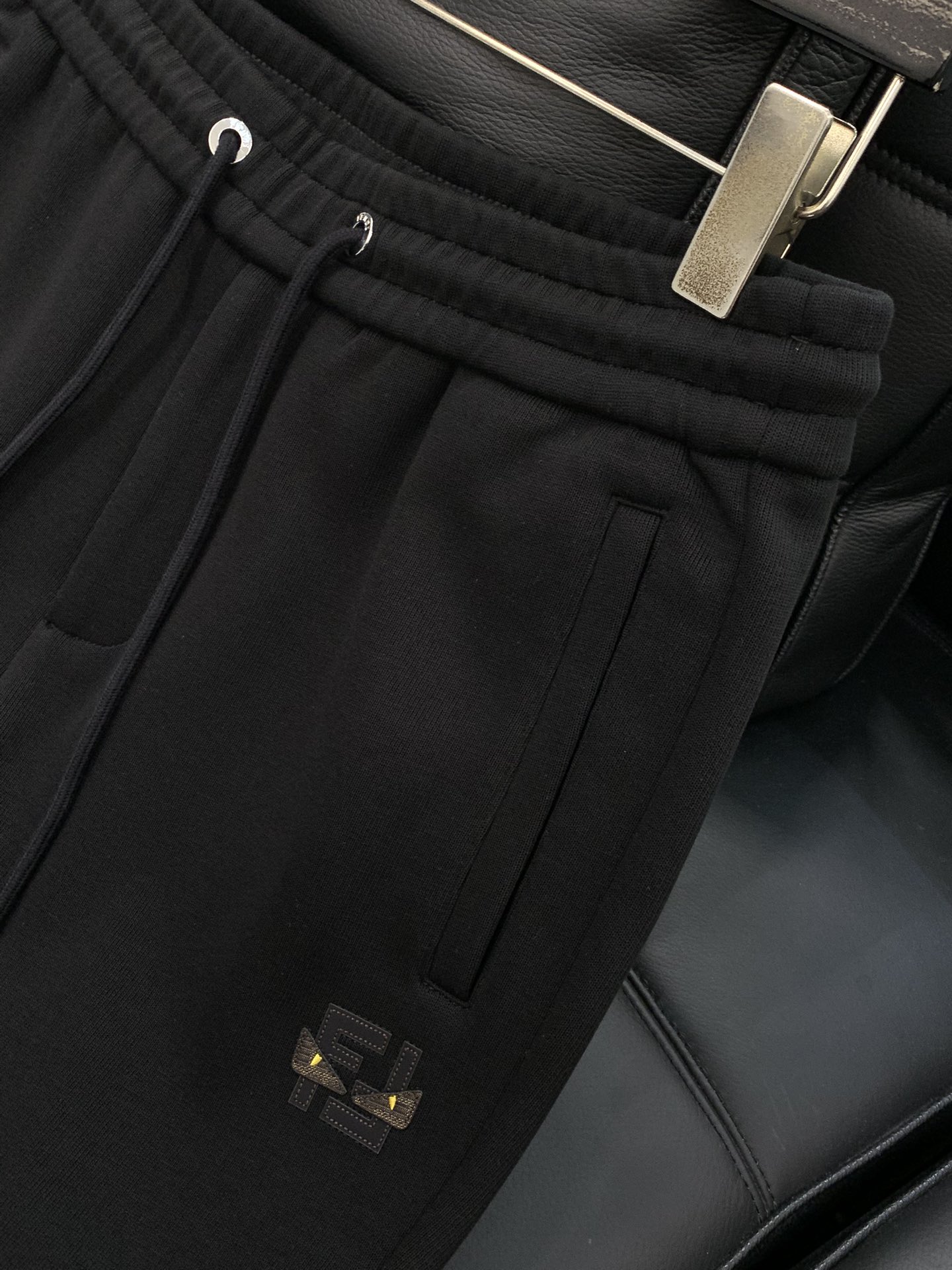 ，Fendi 芬迪，2025冬季最新品，专柜同步有售，原单狠货，时尚➕绒休闲裤，进口原版面料，舒适有弹性