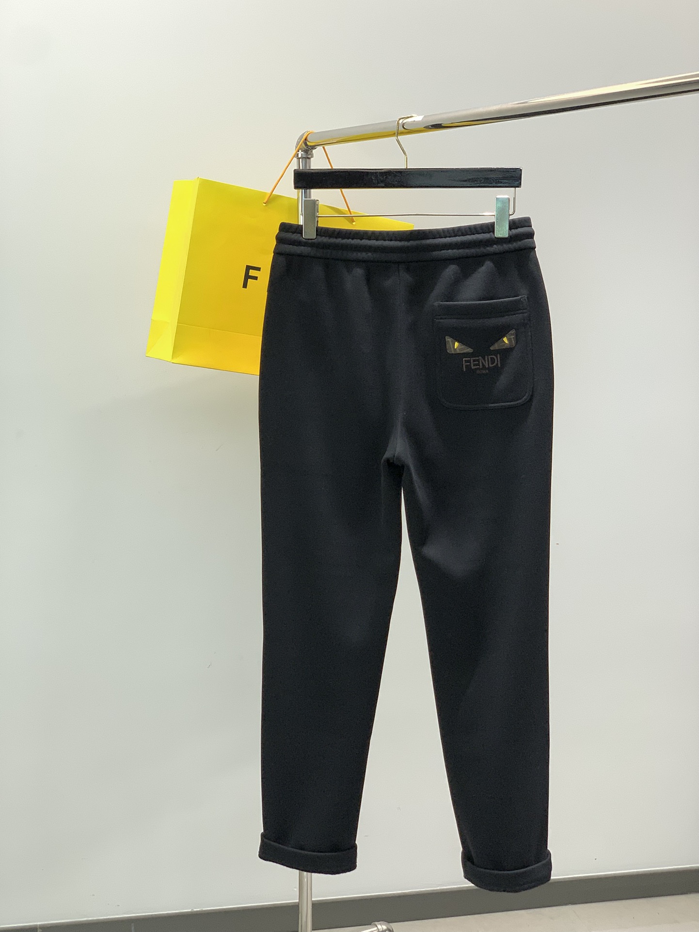 ，Fendi 芬迪，2025冬季最新品，专柜同步有售，原单狠货，时尚➕绒休闲裤，进口原版面料，舒适有弹性