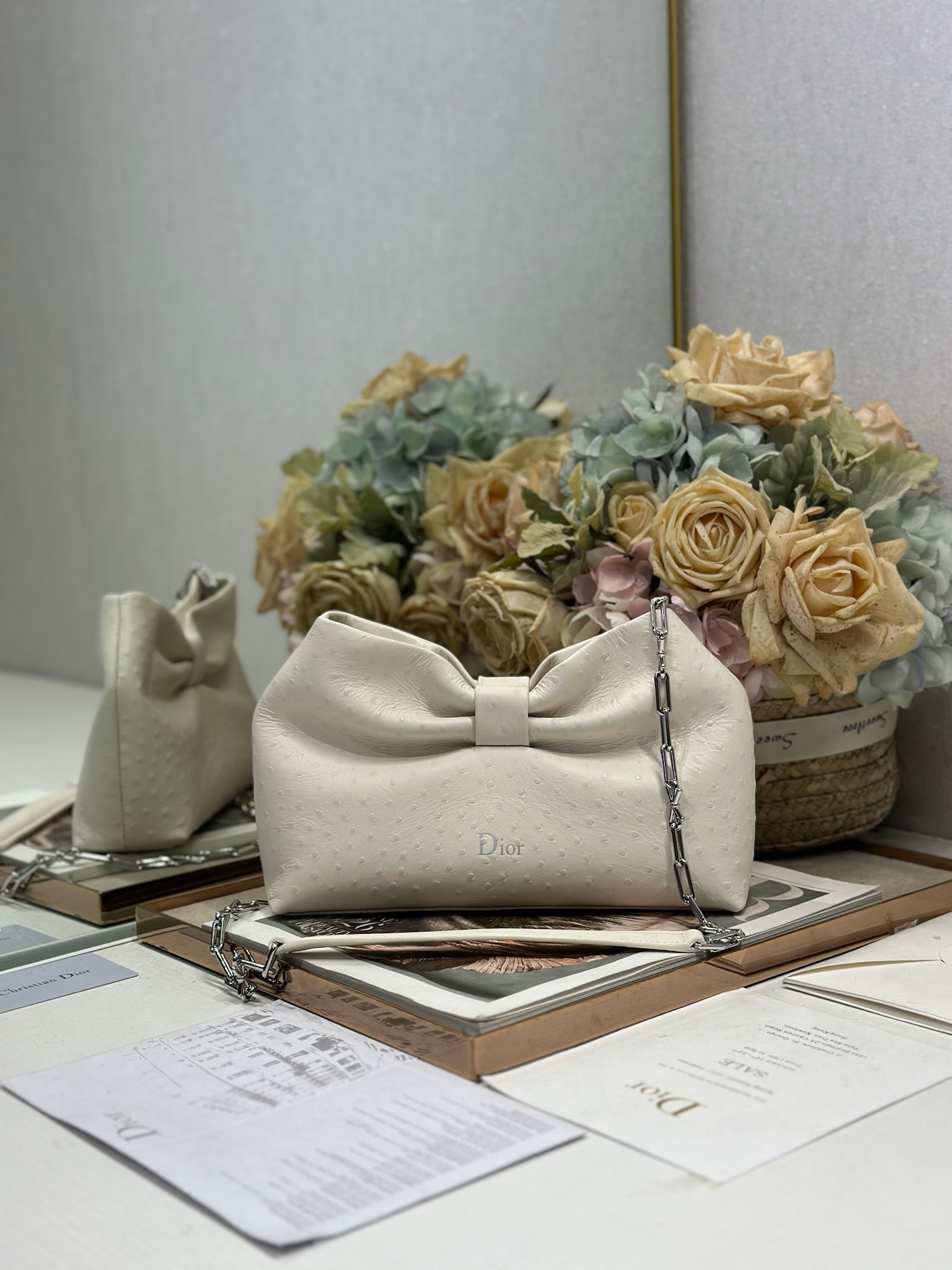 NO:670842,Authentic Dior-LAMBSKIN 2026 Spring and Summer New Handbag 'Ostrich White Silver Chain' LAMBSKIN chain bag, brand new bag shape, calf leather texture, elegant and practical style, can store various daily necessities, is an ideal companion for day and evening wear. The detachable chain is embellished with bows for more exquisiteness, and can be carried by hand or cross-body. Model 0714  Size 27×8×18cm (length×width×height), DIOR, dior, cowhide19860909正品级 Dior-LAMBSKIN 2026春夏 新款手袋 「鸵鸟白色 银链」 LAMBSKIN链条包,全新的包形,小牛皮革的质感,优雅大气,款式实用,可收纳各种日常用品,是日装和晚装的理想良伴.可拆卸链条以蝴蝶结点缀更显精致,可手提或斜挎. 型号0714 尺寸27×8×18cm（长×宽×高）,DIOR,dior,cowhide,Bag