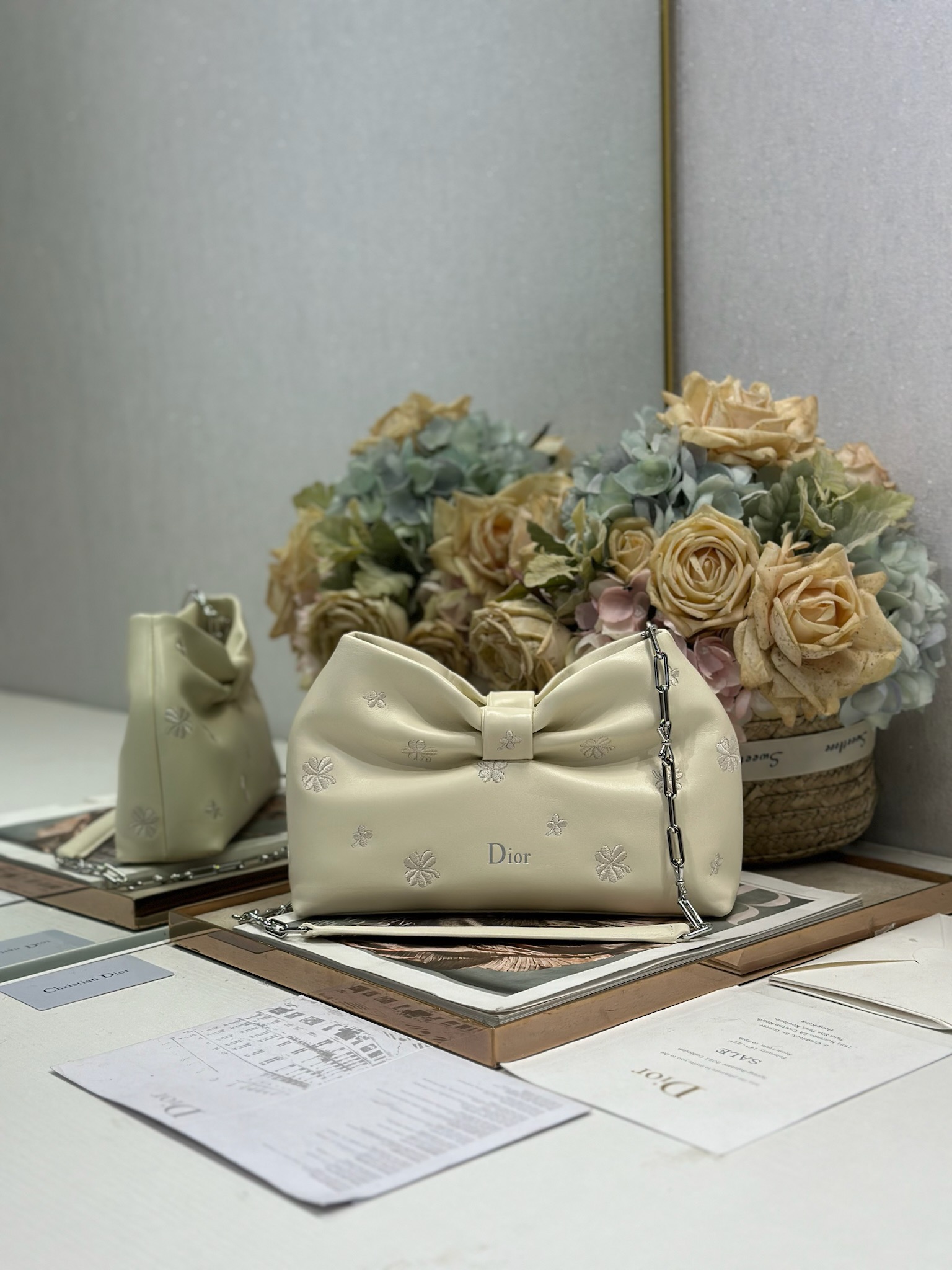 NO:670839,Authentic Dior-LAMBSKIN 2026 Spring and Summer New Handbag 'Beige Embroidery Silver Chain' LAMBSKIN chain bag, brand new bag shape, four-leaf clover embroidery and calf leather texture, elegant and elegant, four-leaf clover pattern, should be Jonathan  Anderson (Jonathan Anderson)'s unique mark in design, I hope you will be lucky and have good luck. The style is practical and can store various daily necessities. It is an ideal companion for day and evening wear. The detachable chain is embellished with bows for more exquisiteness and can be carried by hand or cross-body. Model 0714 Size 27×8×18cm (length×width×height), DIOR, dior, cowhide19860909正品级 Dior-LAMBSKIN 2026春夏 新款手袋 「米色刺绣 银链」 LAMBSKIN链条包,全新的包形,四叶草刺绣与小牛皮革的质感,优雅大气,四叶草的图案,应该是Jonathan Anderson(乔纳森.安德森)在设计上的独特标志,希望幸运相伴、拥有幸运.款式实用,可收纳各种日常用品,是日装和晚装的理想良伴.可拆卸链条以蝴蝶结点缀更显精致,可手提或斜挎. 型号0714 尺寸27×8×18cm（长×宽×高）,DIOR,dior,cowhide,Bag