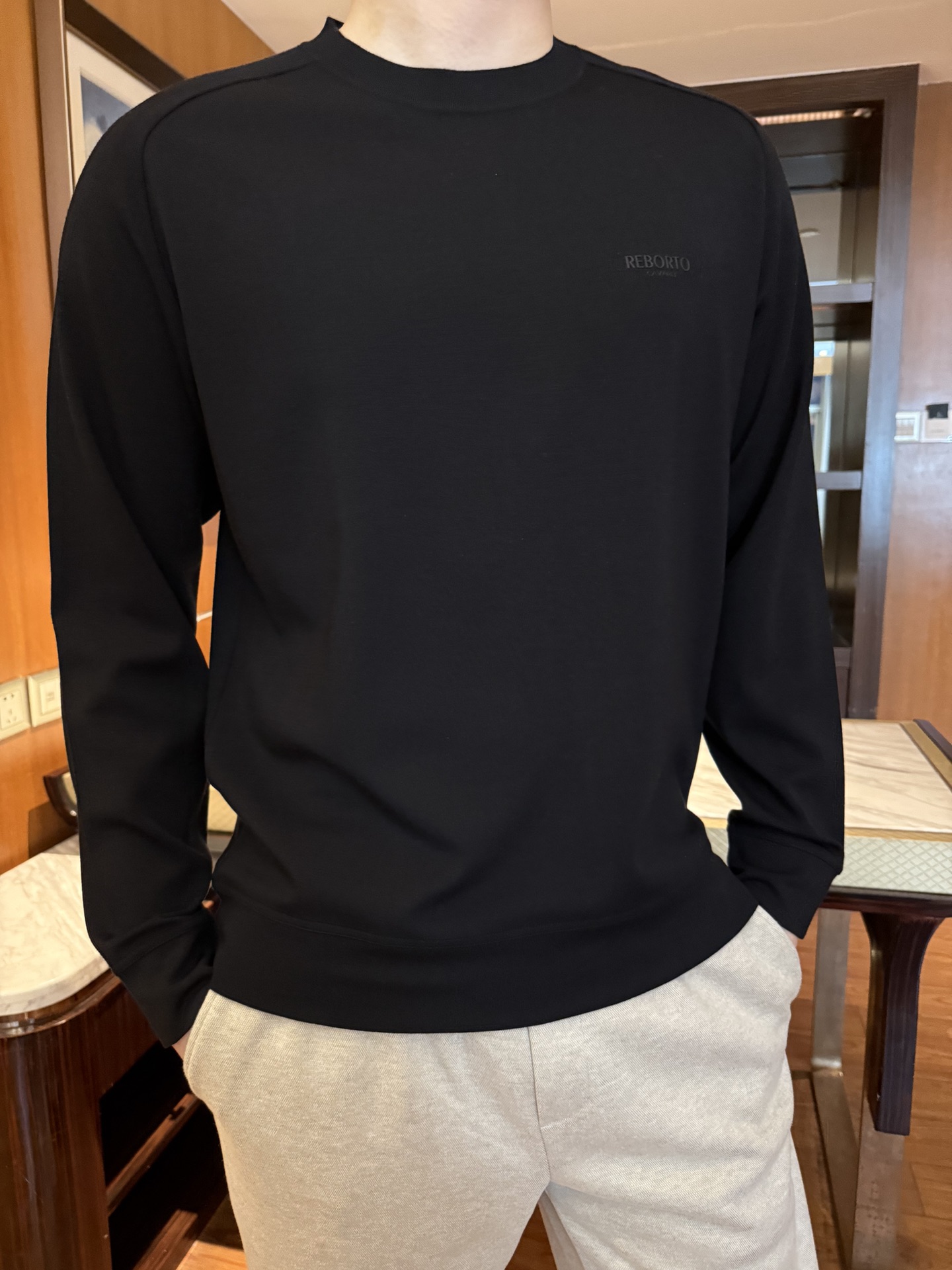 NO:684276,Cavalli-2025 new sweatshirt!  It is made of high-density modal and cashmere fabric, which is soft and skin-friendly, stiff and wrinkle-free, has both breathability and warmth, and is comfortable to wear alone. The three-dimensional embroidered logo combination on the chest is low-key and reveals exquisite details, which enhances the overall sense of luxury. The round neck is a classic version and fits the neck well.  The waist is not tight, and the cut is neat and flatters the body shape. It is calm and elegant, and can be easily integrated into various styles. It is stain-resistant and has a texture. Size 48-56 (model 180/140 wears 50, comes with Hong Kong Lane Crawford gift box packaging),, hoodie, sweatshirts,19860909卡瓦利-2025新款卫衣！采用高密莫代尔搭配山羊绒面料,触感柔软亲肤且挺括不易皱,兼具透气性与保暖性,单穿内搭都舒适.胸口立体刺绣logo组合,低调中透着精致细节,提升整体穿搭的高级感；圆领经典版型,贴合颈部不紧绷,剪裁利落修饰身形.沉稳大气,能轻松融入各种穿搭风格,耐脏且显质感.码数48-56（模特180/140穿50,配香港连卡佛礼盒包装）,,hoodie,sweatshirts,,Men's clothing