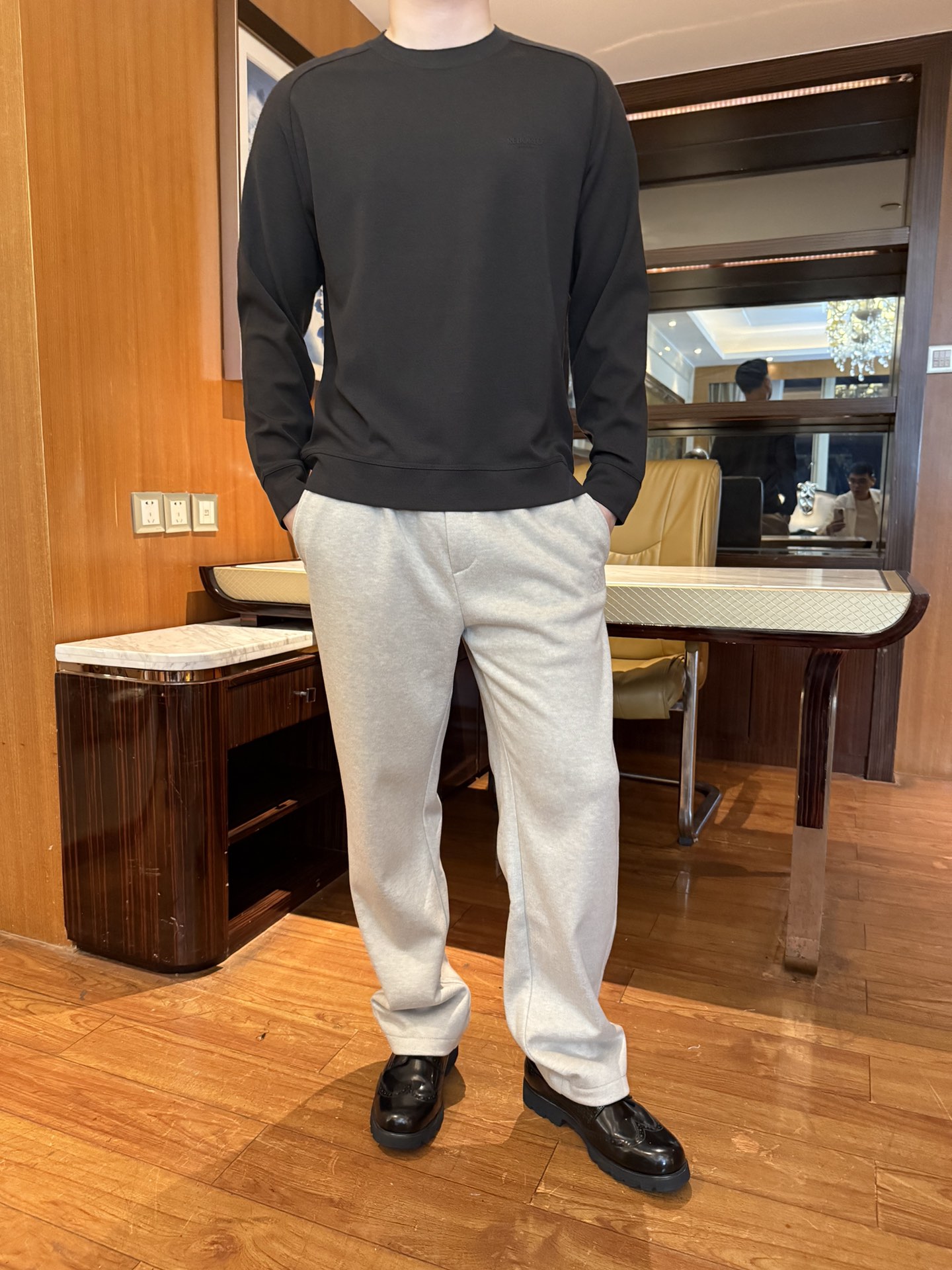 NO:684279,Cavalli-2025 new sweatshirt!  Made of high-density modal and cashmere fabric, it feels soft and skin-friendly, stiff and wrinkle-free, has both breathability and warmth, and is comfortable to wear alone. The three-dimensional embroidered logo combination on the chest is low-key and reveals exquisite details, which enhances the overall sense of luxury. The round neck is a classic version, which fits the neck without being tight.  The cut is neat and flatters the body shape. The dark brown color is versatile and not picky, calm and elegant, and can be easily integrated into various styles. It is stain-resistant and looks textured. Size 48-56 (model 180/140 wears 50, comes with Hong Kong Lane Crawford gift box packaging), hoodie, sweatshirts,19860909卡瓦利-2025新款卫衣！采用高密莫代尔搭配山羊绒面料,触感柔软亲肤且挺括不易皱,兼具透气性与保暖性,单穿内搭都舒适.胸口立体刺绣logo组合,低调中透着精致细节,提升整体穿搭的高级感；圆领经典版型,贴合颈部不紧绷,剪裁利落修饰身形.深咖色百搭不挑人,沉稳大气,能轻松融入各种穿搭风格,耐脏且显质感.码数48-56（模特180/140穿50,配香港连卡佛礼盒包装）,,hoodie,sweatshirts,,Men's clothing