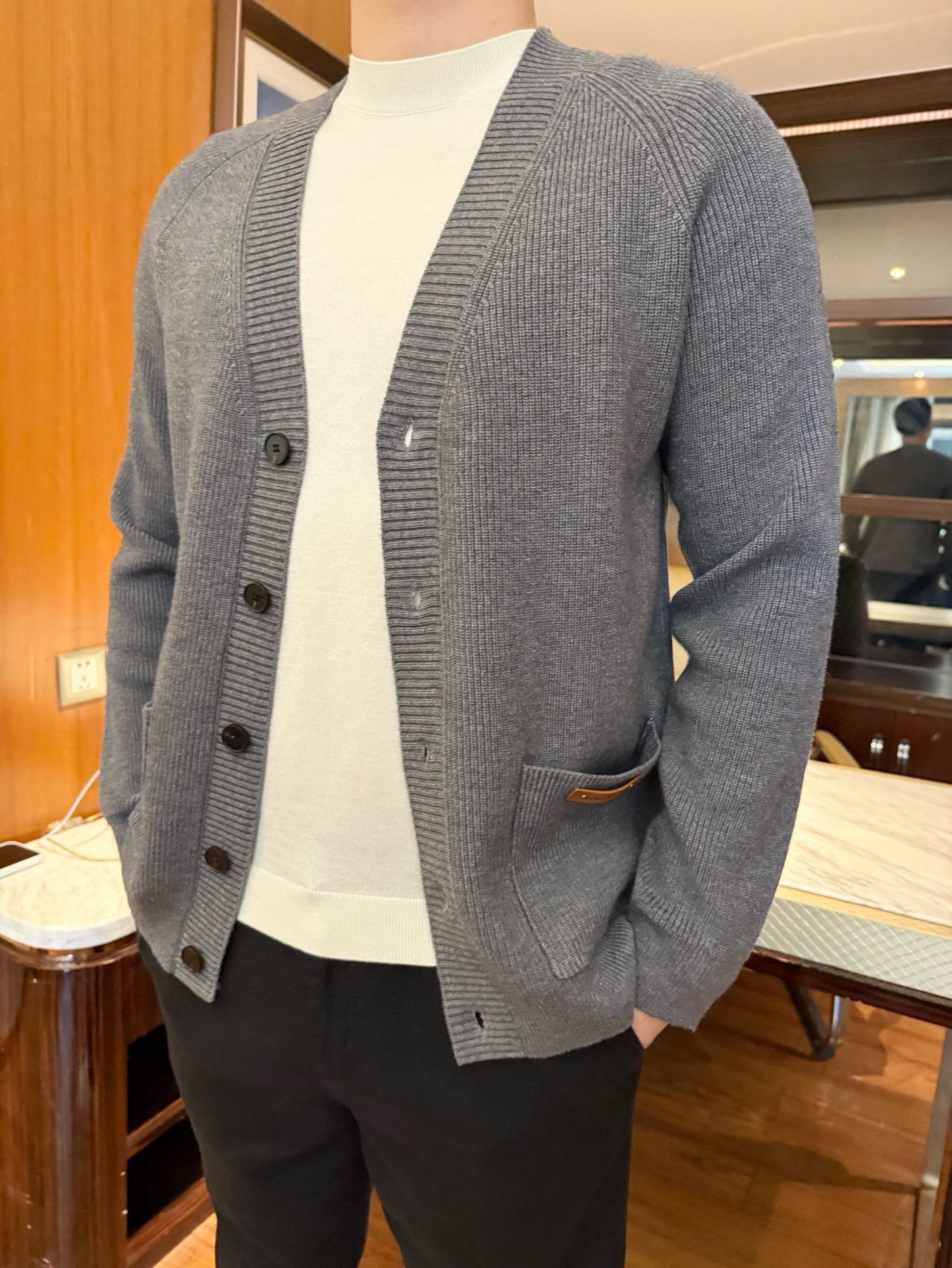 NO:731761,Louis Vuitton-2025 new sweater cardigan!  Selected high-quality cotton and wool blended fabrics are soft and delicate to the touch, have good warmth and breathability, are skin-friendly and comfortable to wear, and the fabric is crisp and stylish, not easy to deform and pill, and durable. The classic V-neck design modifies the neck line and shows elegance. The single-breasted button opening and closing method is simple and generous, and the pockets on both sides are solid  It is practical and adds a sense of style. The small leather label details on the pockets enhance the overall sophistication. The loose and moderate version is friendly to all body types and can easily create a casual or light business style. Size: 48-56 (model 180/140 wears 50, comes with Hong Kong Lane Crawford gift box packaging), Louis  vuitton,sweaters,19860909路易威登-2025新款毛衣开衫！精选优质棉羊毛混纺面料,触感柔软细腻,具有良好的保暖性与透气性,穿着亲肤舒适,且面料挺括有型,不易变形起球,经久耐穿.经典V领设计,修饰颈部线条,展现优雅气质.单排扣开合方式简约大方,两侧口袋实用且增添造型感,口袋处的皮质小标细节,提升整体精致度.宽松有度的版型,对各种身材友好,可轻松打造休闲或轻商务风格.码数:48-56(模特180/140穿50,配香港连卡佛礼盒包装),,louis vuitton,sweaters,,Men's clothing