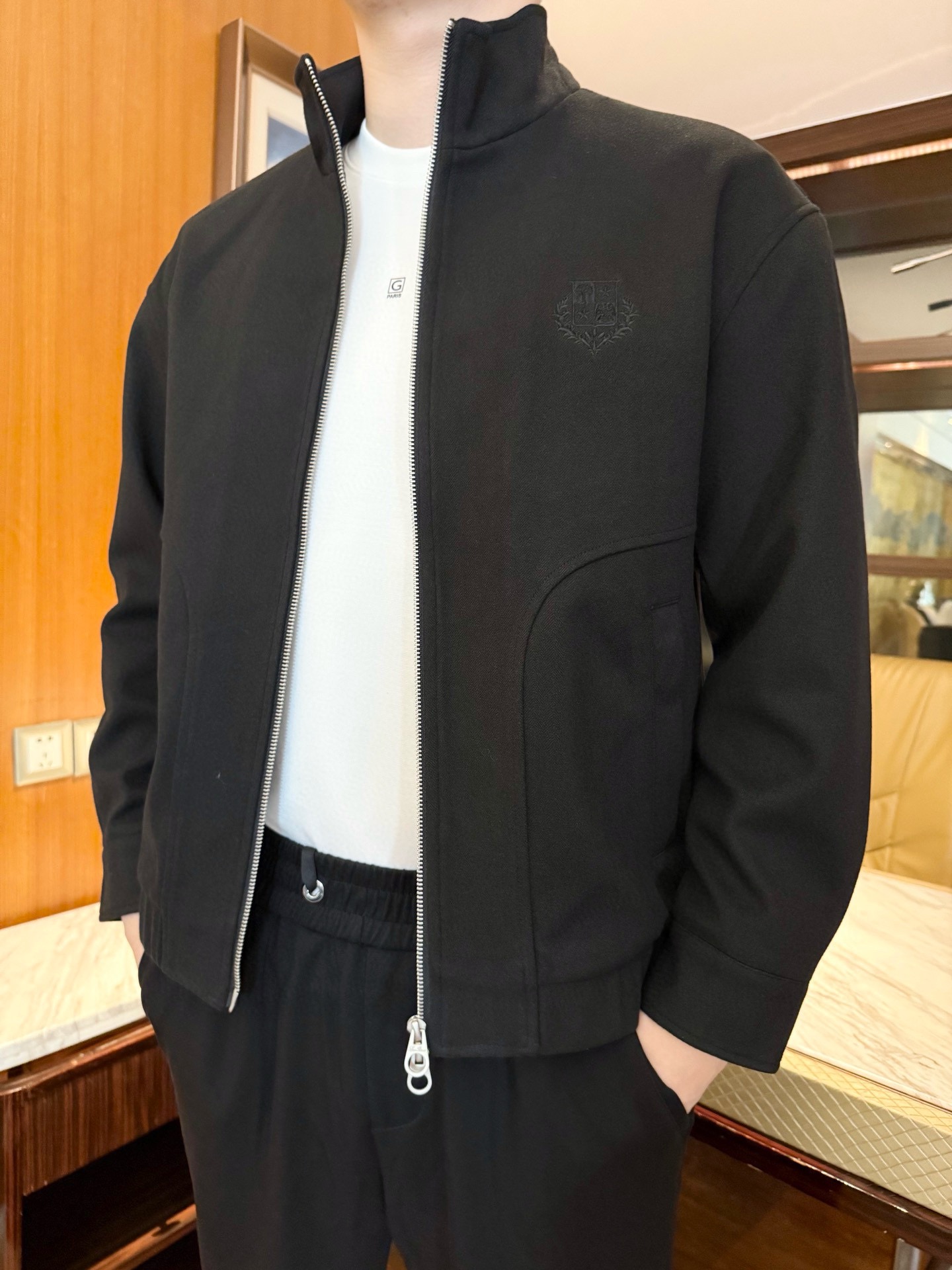 NO:731753,LP-2025 new autumn jacket, made of customer-supplied wool fabric, stand-up collar design, iconic brand logo embroidery embellishment, three-dimensional tailoring, crisp and capable, extremely attractive!  The details show ingenuity, exquisite workmanship and taste!  Size 48-56 (model 180/140 wears 50, with Hong Kong Lane Crawford gift box packaging),,loro piana,jackets & coats,jackets & coats,19860909LP-2025秋季新款夹克外套,采用客供羊毛面料,立领设计,标志性品牌标志刺绣点缀,立体剪裁挺括干练极具超前魅力！细节之处尽显匠心工艺,做工考究,彰显品味！码数48-56(模特180/140穿50,配香港连卡佛礼盒包装),,loro piana,jackets & coats,jackets & coats,,Men's clothing