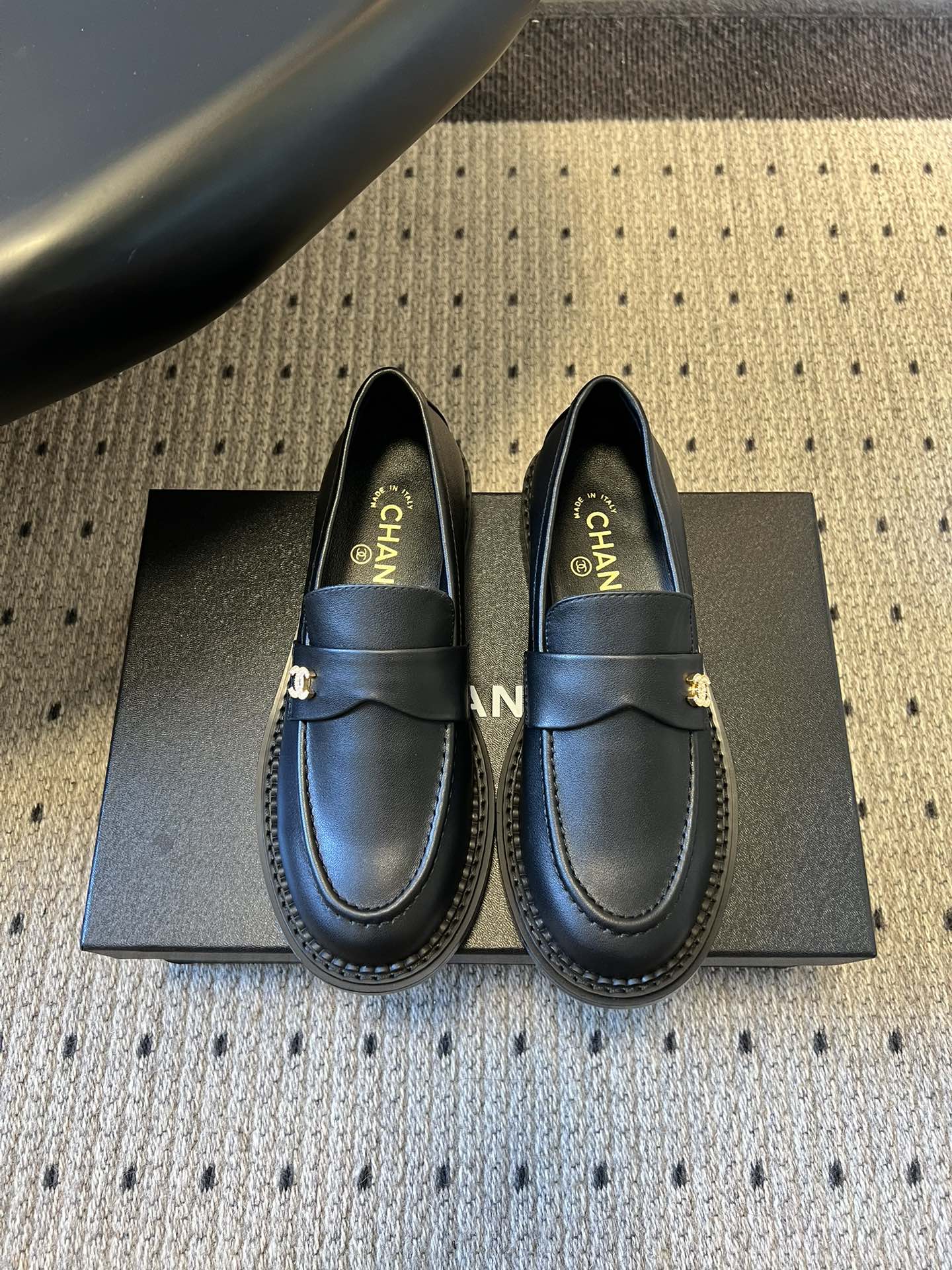 NO:722231,Chanel retro classic leather loafer casual shoes are classic loafers with round toe design, smooth and rounded toe lines, moderate upper height, fit the foot shape, and can well modify the foot shape when worn. The sole is designed with a thick heel and is moderately thick, which not only ensures the stability of wearing, but also adds a retro style. The edges of the sole are finely crafted, and the connection with the shoe body is neatly stitched.  There is a clear 'CHANEL' brand logo printed on the inside of the shoe, and the insole is designed to echo the material of the shoe body, which can provide a comfortable foot feel when worn. It covers a variety of colors such as black, burgundy, off-white, khaki, etc. The saturation and brightness of each color have been carefully adjusted to present an elegant visual effect under different lights and meet the color matching needs of a variety of wearing styles. Upper cowhide leather lining sheepskin outsole leather outsole increased by 3cm  size 35-41 (customized sizes 40 and 41 are not returnable), loafers, chanel, loafers, cowhide, sheepskin, Leather soles19860909Chanel复古经典皮革乐福鞋休闲鞋 为经典乐福鞋型,圆头设计,鞋头线条流畅圆润,鞋帮高度适中,贴合脚型,穿着时能很好地修饰脚型.鞋底为粗跟设计,厚度适中,既保证了穿着的稳定性,又增添了复古风格,鞋底边缘做工精细,与鞋身的衔接处缝线工整. 鞋内印有清晰的“CHANEL”品牌标识,鞋垫采用与鞋身材质相呼应的设计,穿着时能提供舒适的脚感.涵盖黑色、酒红色、米白色、卡其色等多种色调,每种颜色的饱和度和明度都经过精心调配,在不同光线下呈现出优雅的视觉效果,满足多种穿搭风格的色彩搭配需求. 鞋面牛皮 内里羊皮 大底真皮大底 增高3cm size35-41码（40、41码定制不退换）,乐福鞋,chanel,loafers,cowhide,sheepskin,Leather soles,Women's Shoes