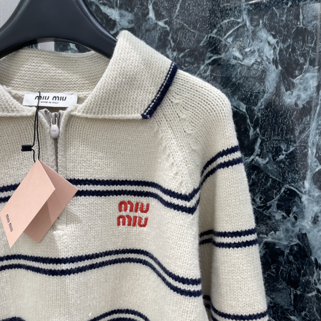 Miu 25秋冬新款 条纹针织毛衣 半拉链Polo领设计 休闲又带点正式 胸前红色刺绣超有辨识度 宽松版