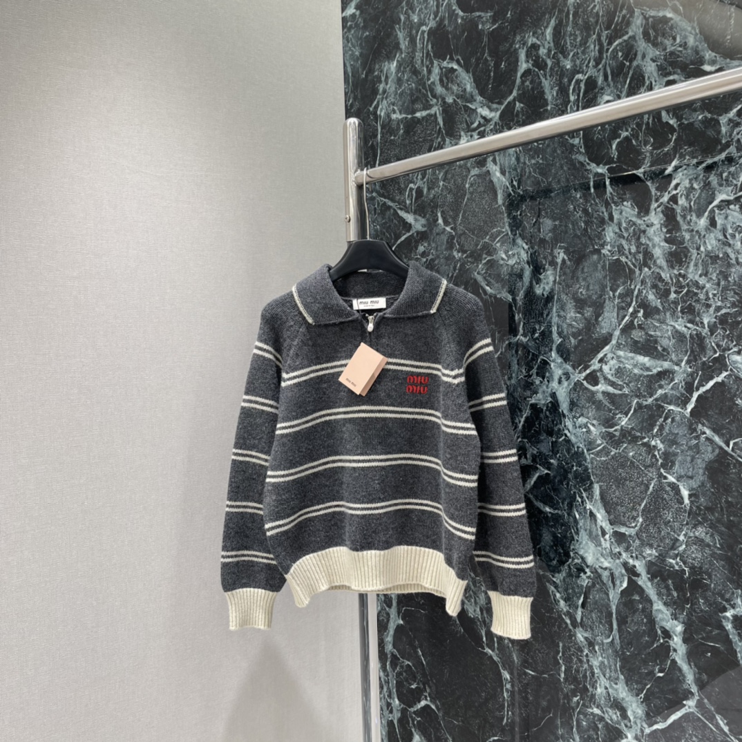 Miu 25秋冬新款 条纹针织毛衣 半拉链Polo领设计 休闲又带点正式 胸前红色刺绣超有辨识度 宽松版