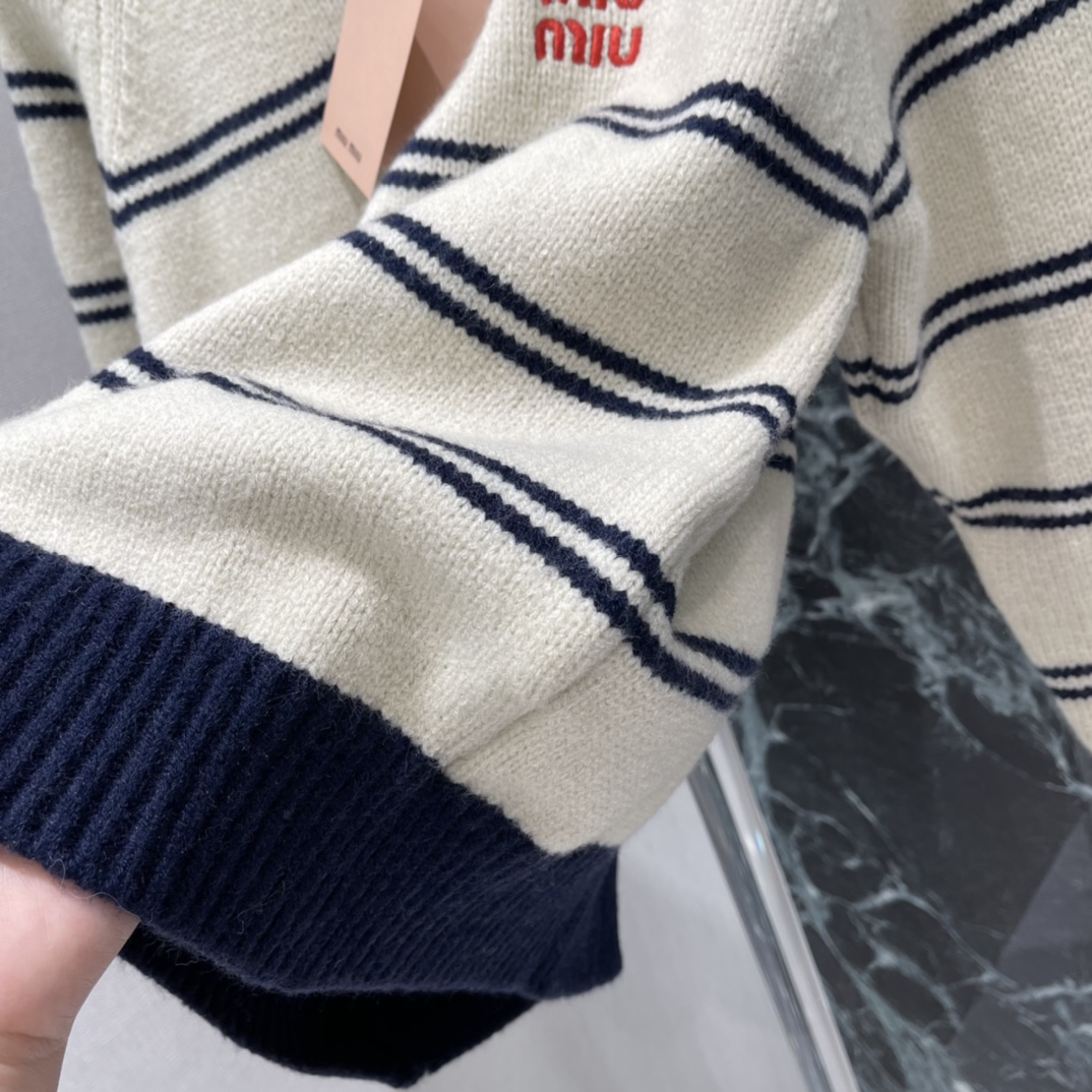 Miu 25秋冬新款 条纹针织毛衣 半拉链Polo领设计 休闲又带点正式 胸前红色刺绣超有辨识度 宽松版