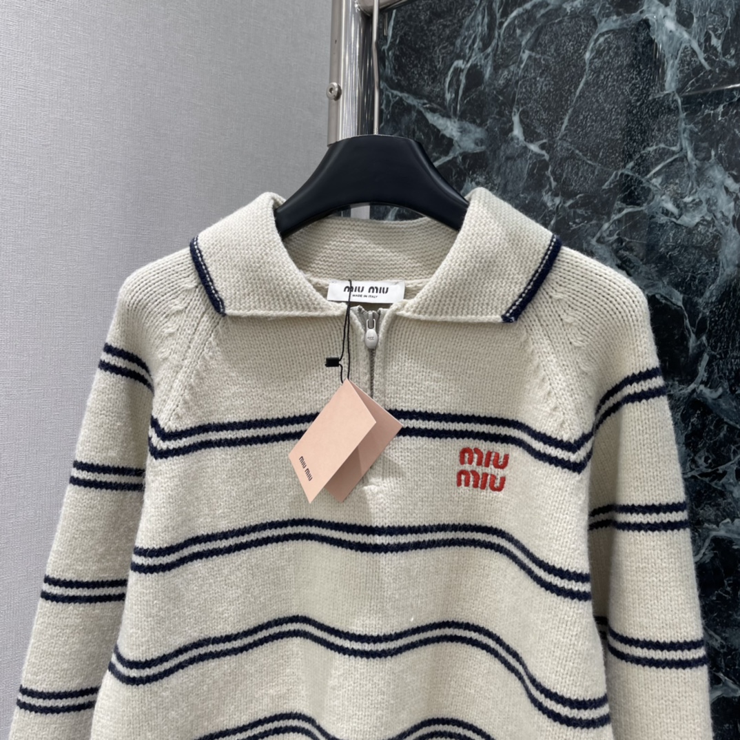 Miu 25秋冬新款 条纹针织毛衣 半拉链Polo领设计 休闲又带点正式 胸前红色刺绣超有辨识度 宽松版