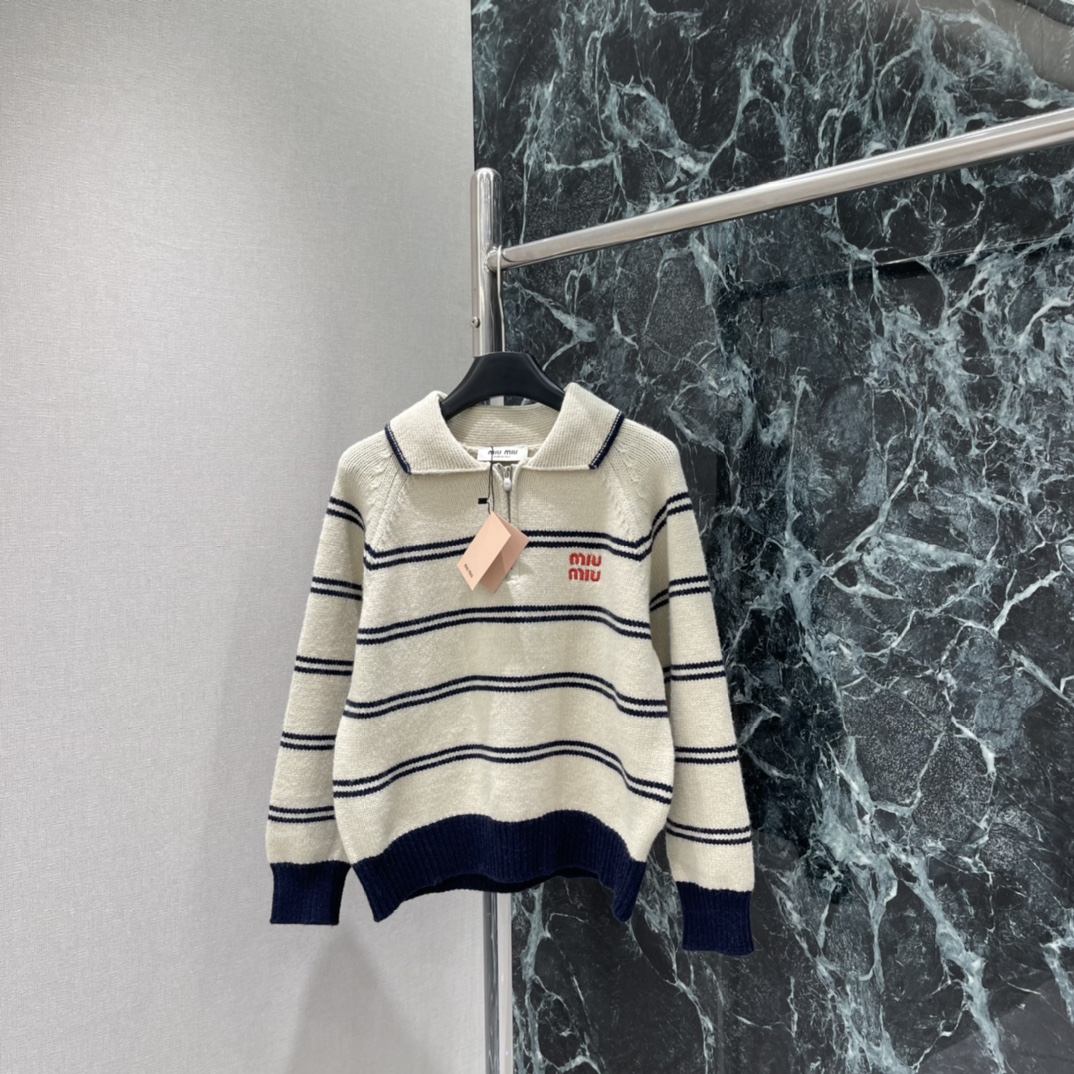 Miu 25秋冬新款 条纹针织毛衣 半拉链Polo领设计 休闲又带点正式 胸前红色刺绣超有辨识度 宽松版