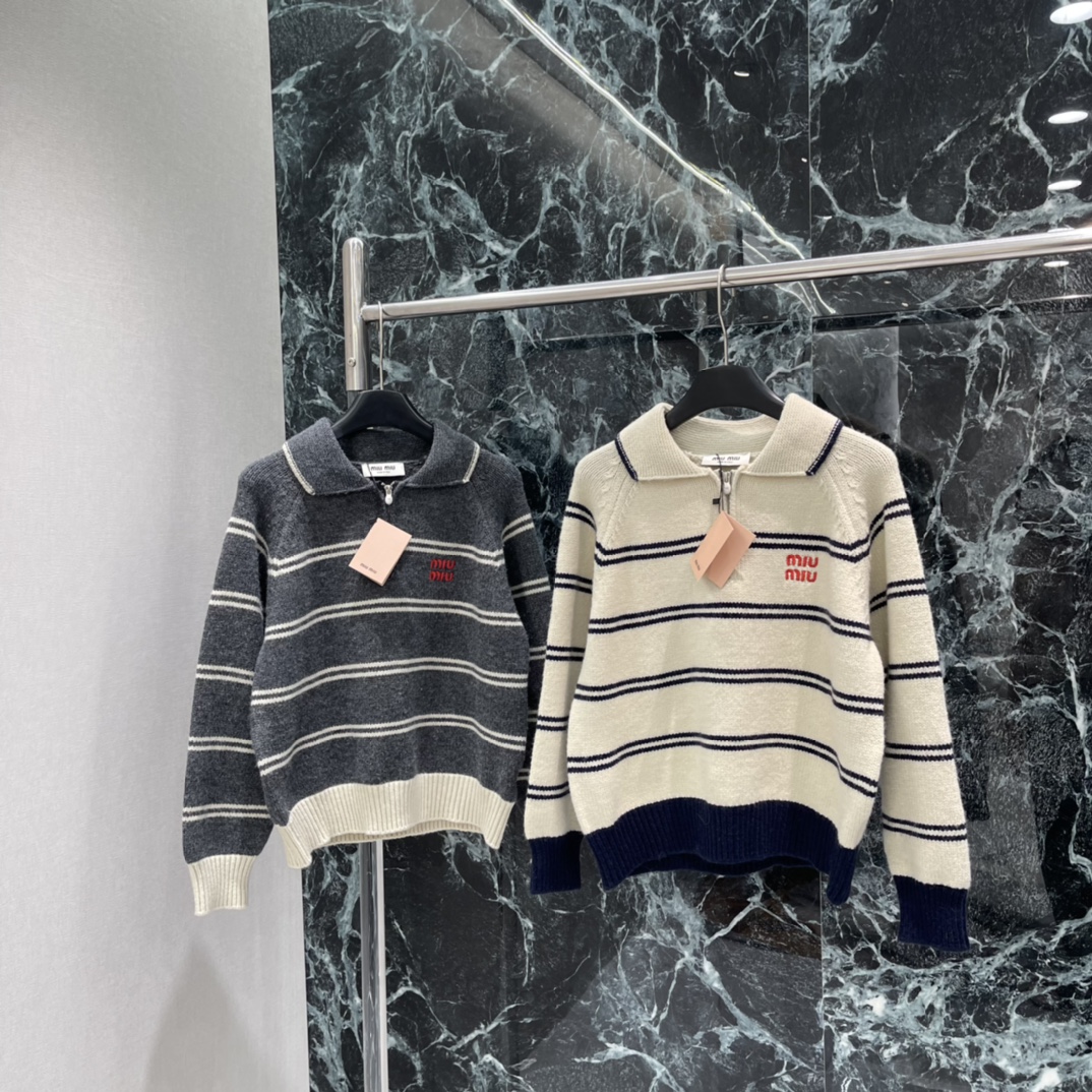 Miu 25秋冬新款 条纹针织毛衣 半拉链Polo领设计 休闲又带点正式 胸前红色刺绣超有辨识度 宽松版