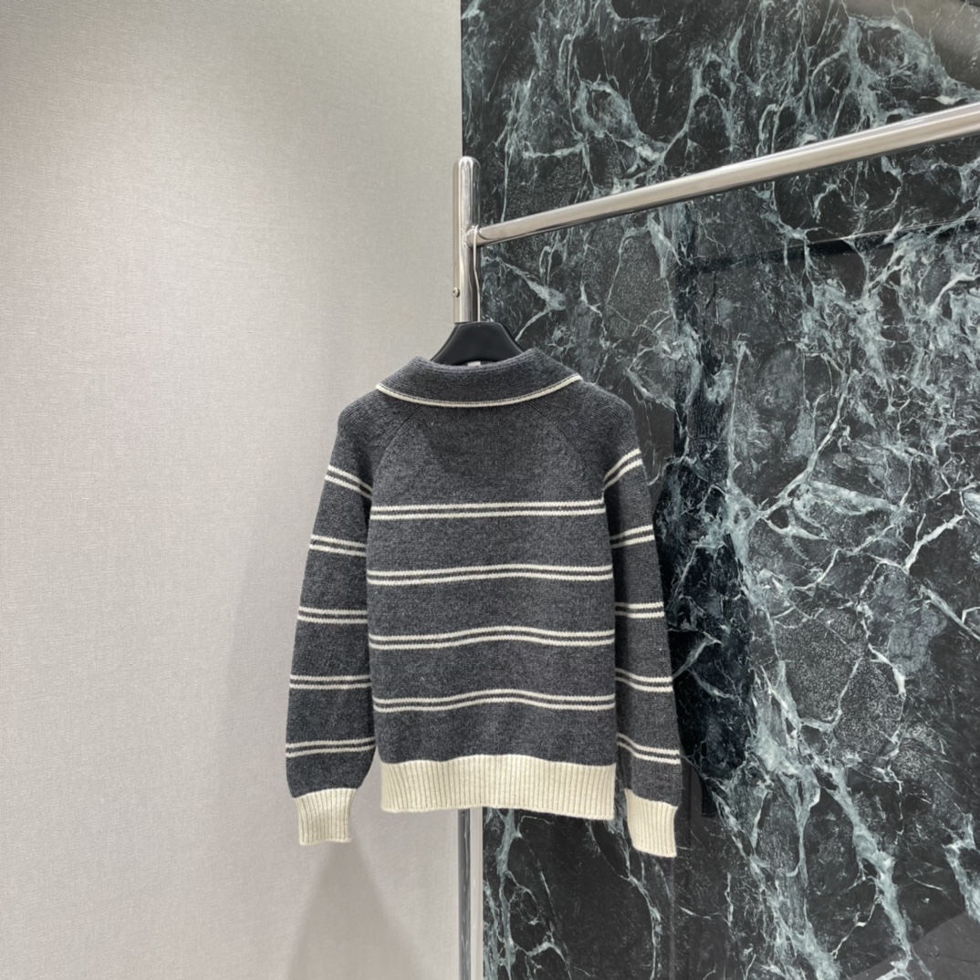 Miu 25秋冬新款 条纹针织毛衣 半拉链Polo领设计 休闲又带点正式 胸前红色刺绣超有辨识度 宽松版