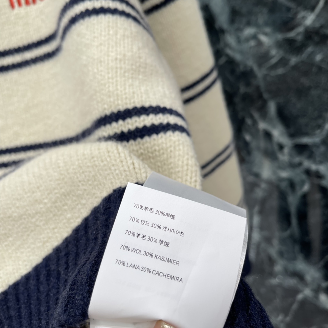 Miu 25秋冬新款 条纹针织毛衣 半拉链Polo领设计 休闲又带点正式 胸前红色刺绣超有辨识度 宽松版