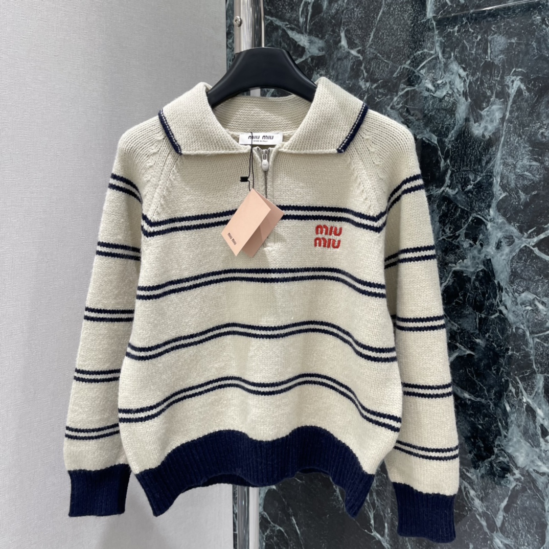 Miu 25秋冬新款 条纹针织毛衣 半拉链Polo领设计 休闲又带点正式 胸前红色刺绣超有辨识度 宽松版