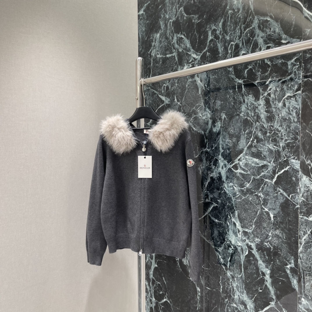 蒙口 25秋冬新款 毛领针织开衫 可拆卸毛领 保暖又时髦!拉链设计超方便 袖口和下摆收口细节 舒适又实用