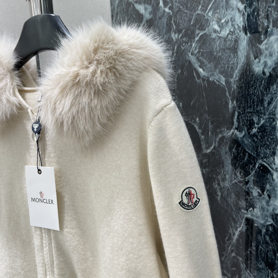 蒙口 25秋冬新款 毛领针织开衫 可拆卸毛领 保暖又时髦!拉链设计超方便 袖口和下摆收口细节 舒适又实用