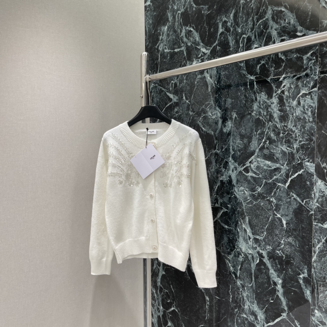 CE 25秋冬新款 珠片针织开衫 圆领+单排扣设计 简约优雅 胸前珠片点缀精致感满满 秋冬单穿或叠搭都很