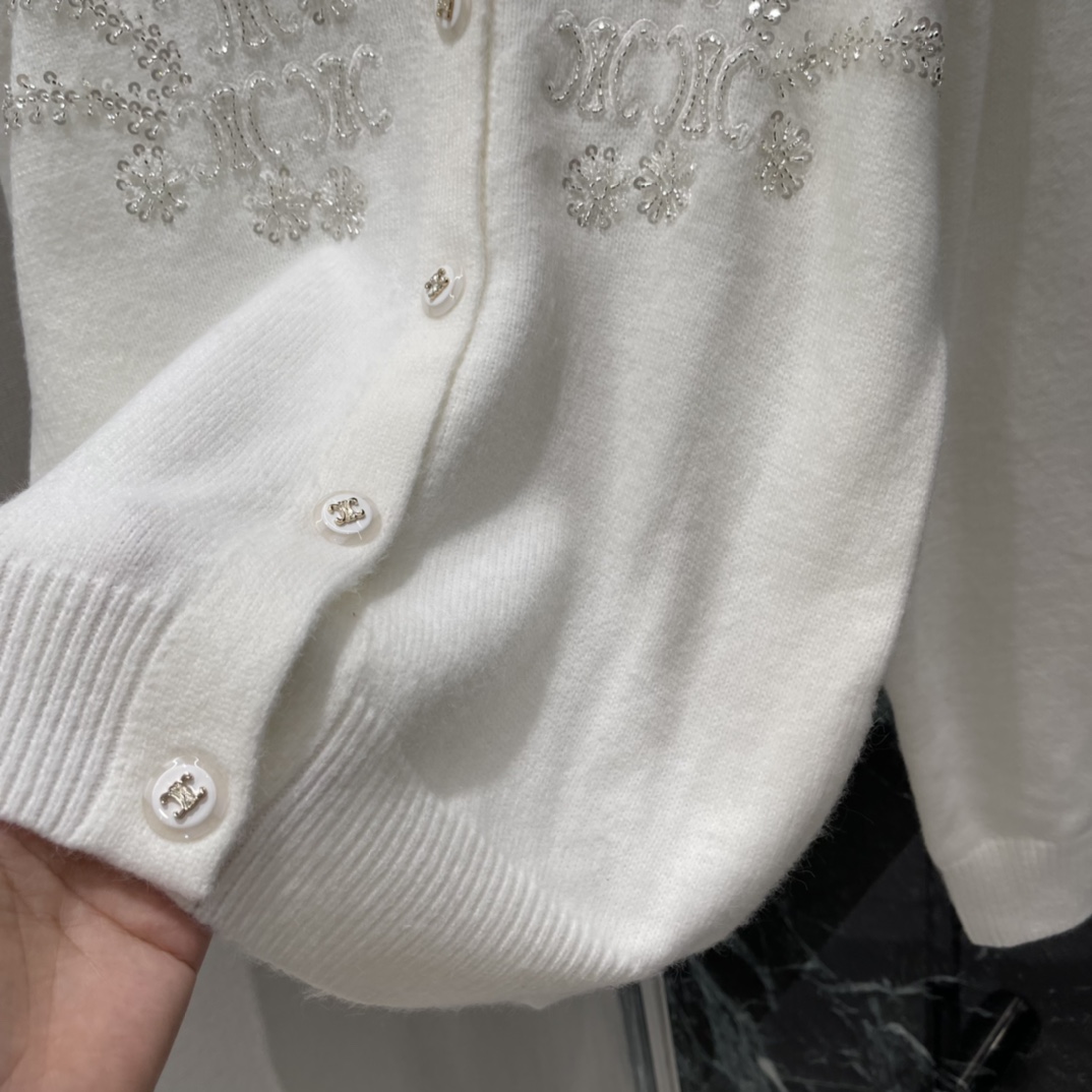 CE 25秋冬新款 珠片针织开衫 圆领+单排扣设计 简约优雅 胸前珠片点缀精致感满满 秋冬单穿或叠搭都很