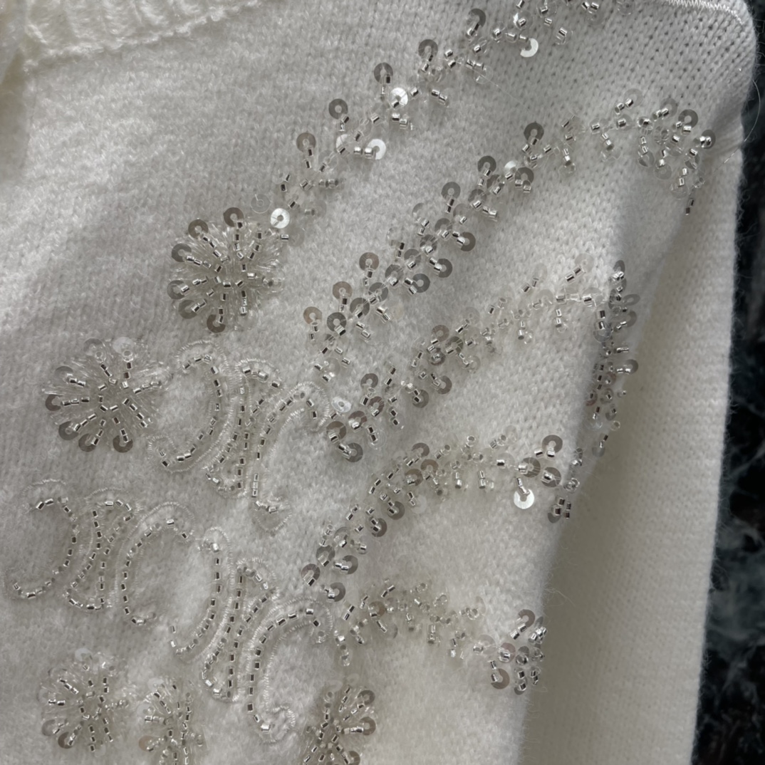 CE 25秋冬新款 珠片针织开衫 圆领+单排扣设计 简约优雅 胸前珠片点缀精致感满满 秋冬单穿或叠搭都很