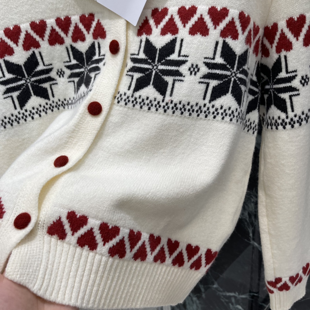 CE 25秋冬新款 费尔岛提花针织开衫 红黑撞色提花 雪花和爱心图案超有节日氛围 高领设计保暖 单排扣方