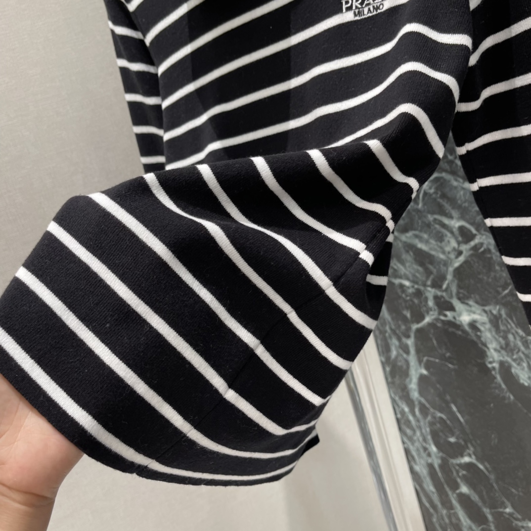 PD 25秋冬新款 条纹高领打底 简约设计➕高品质针织 柔软又保暖 秋冬穿超合适!高领设计防风 条纹经典