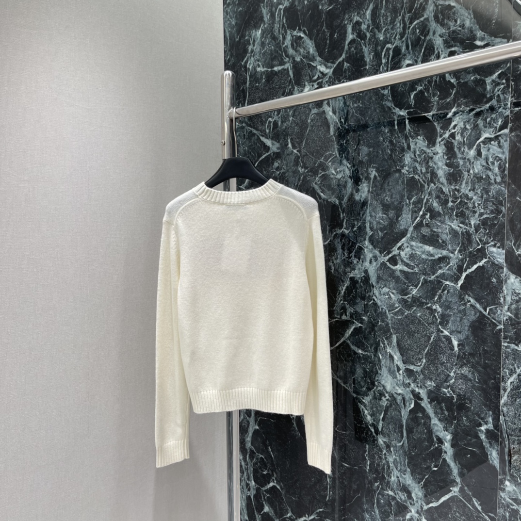 Ｄ家 25秋冬新款 字母提花针织衫 胸前立体品牌字母提花 品牌感满满 辨识度超高圆领套头设计 宽松版型日