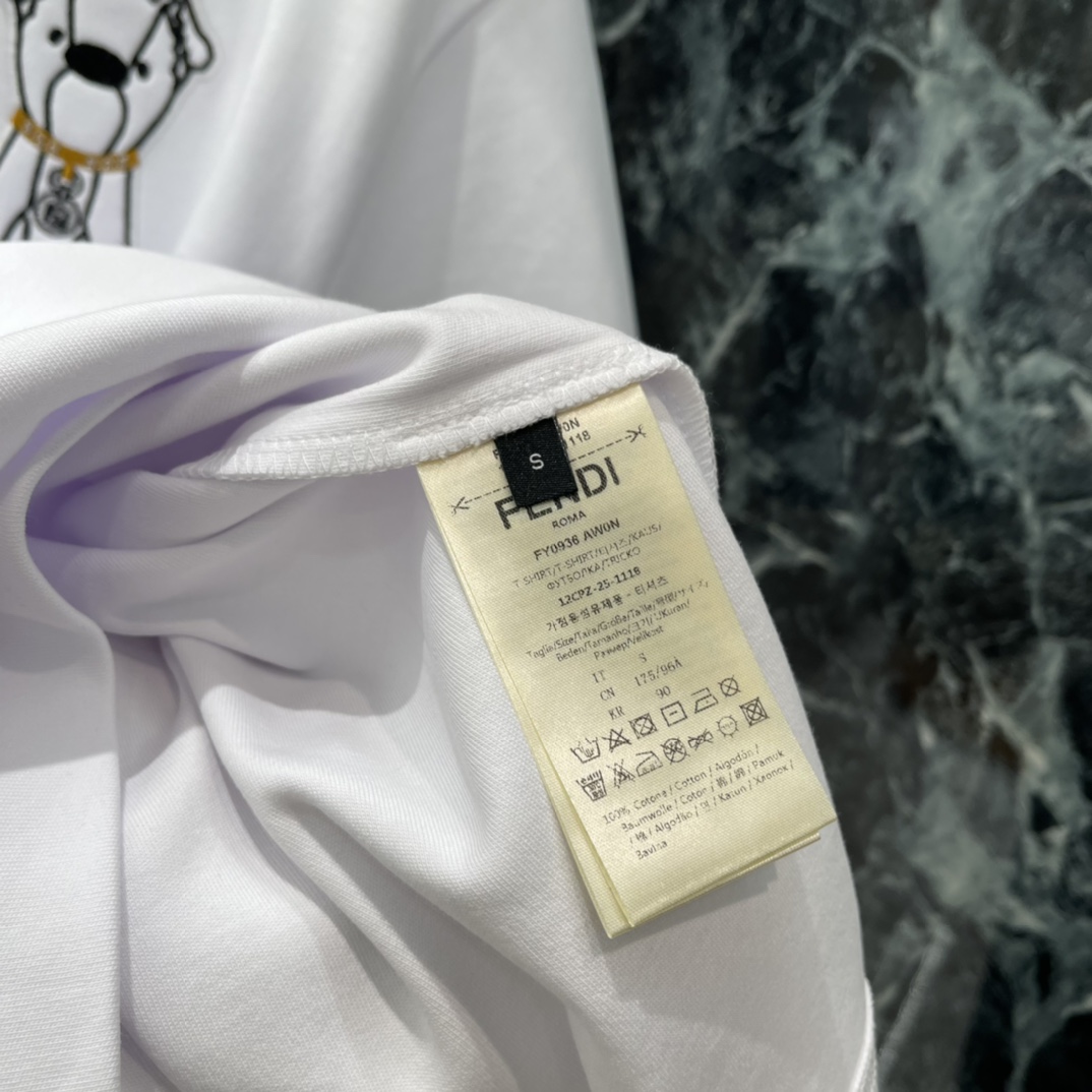 FD 25秋冬新款 小狗图案短袖T恤 胸口小狗图案俏皮又精致。宽松圆领设计 日常出街或轻商务都能轻松驾驭