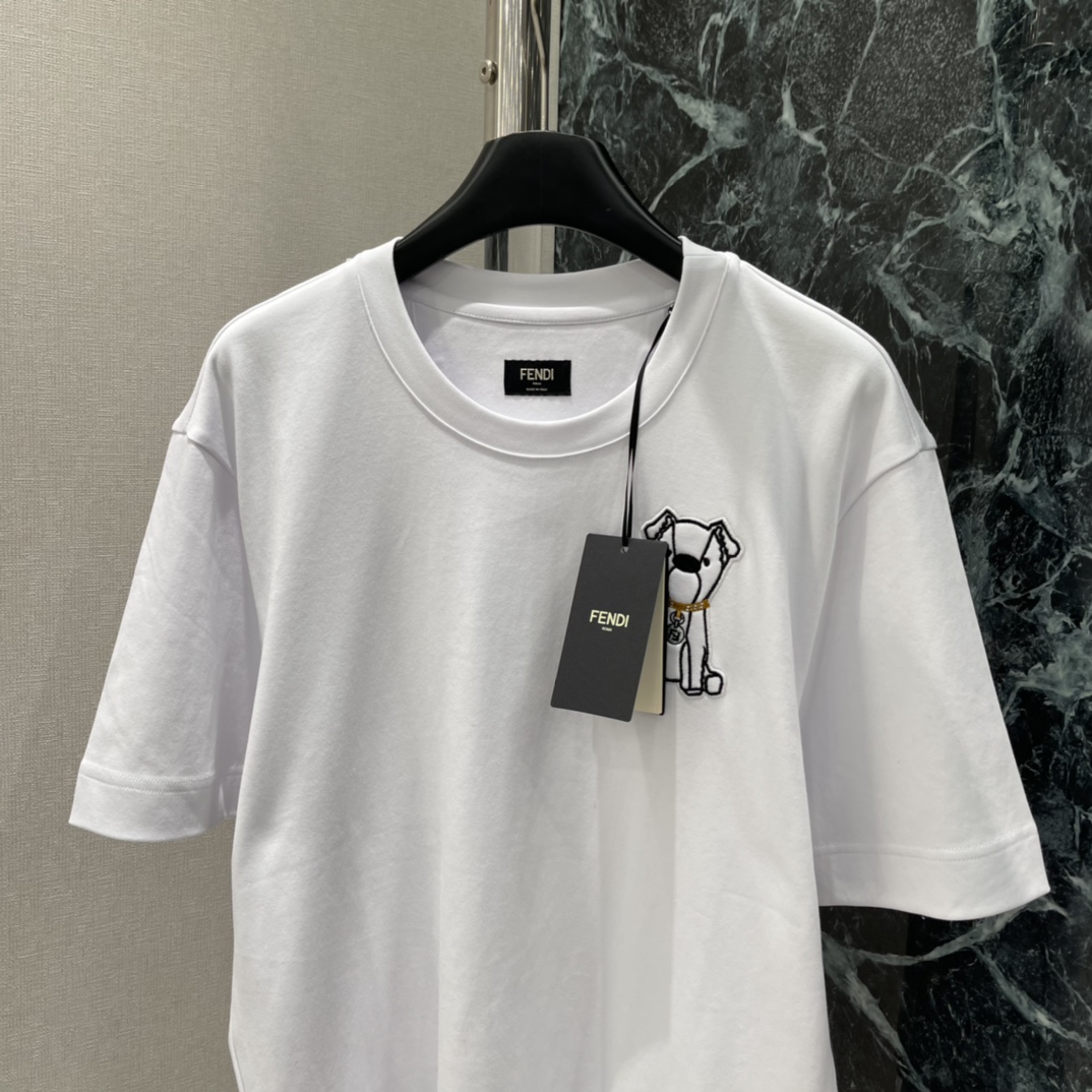 FD 25秋冬新款 小狗图案短袖T恤 胸口小狗图案俏皮又精致。宽松圆领设计 日常出街或轻商务都能轻松驾驭