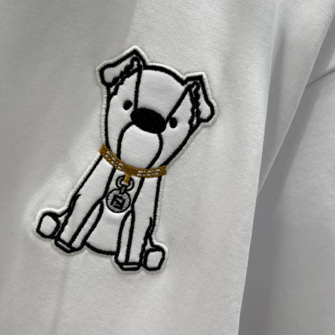 FD 25秋冬新款 小狗图案短袖T恤 胸口小狗图案俏皮又精致。宽松圆领设计 日常出街或轻商务都能轻松驾驭