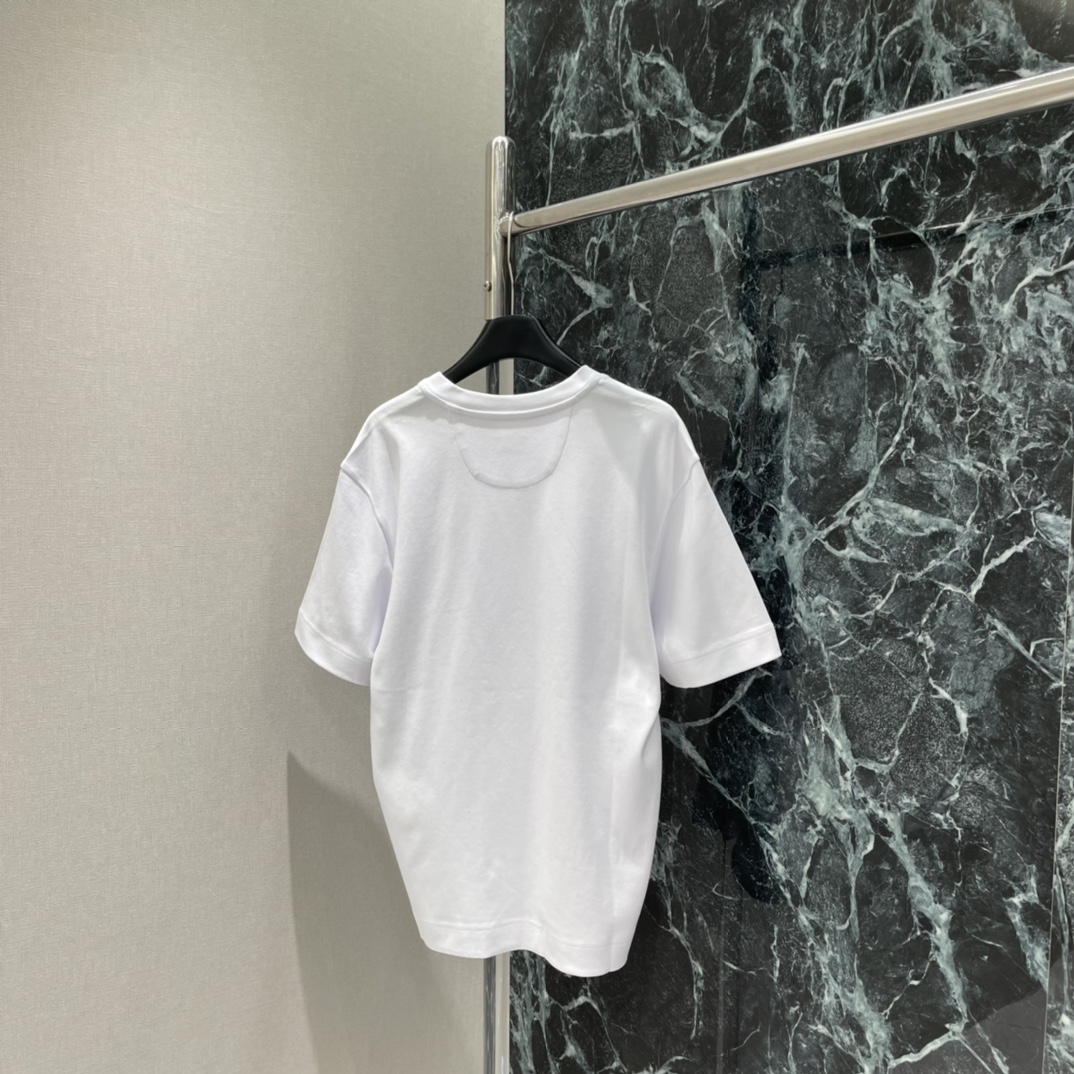 FD 25秋冬新款 小狗图案短袖T恤 胸口小狗图案俏皮又精致。宽松圆领设计 日常出街或轻商务都能轻松驾驭