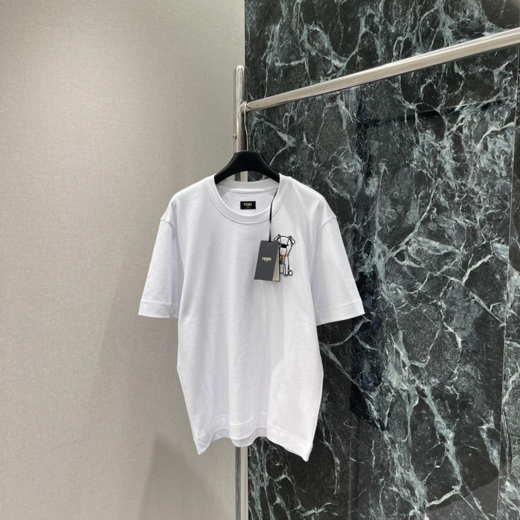 FD 25秋冬新款 小狗图案短袖T恤 胸口小狗图案俏皮又精致。宽松圆领设计 日常出街或轻商务都能轻松驾驭