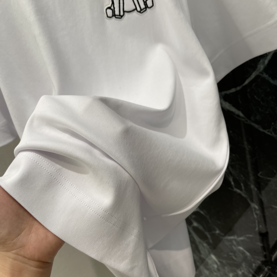 FD 25秋冬新款 小狗图案短袖T恤 胸口小狗图案俏皮又精致。宽松圆领设计 日常出街或轻商务都能轻松驾驭