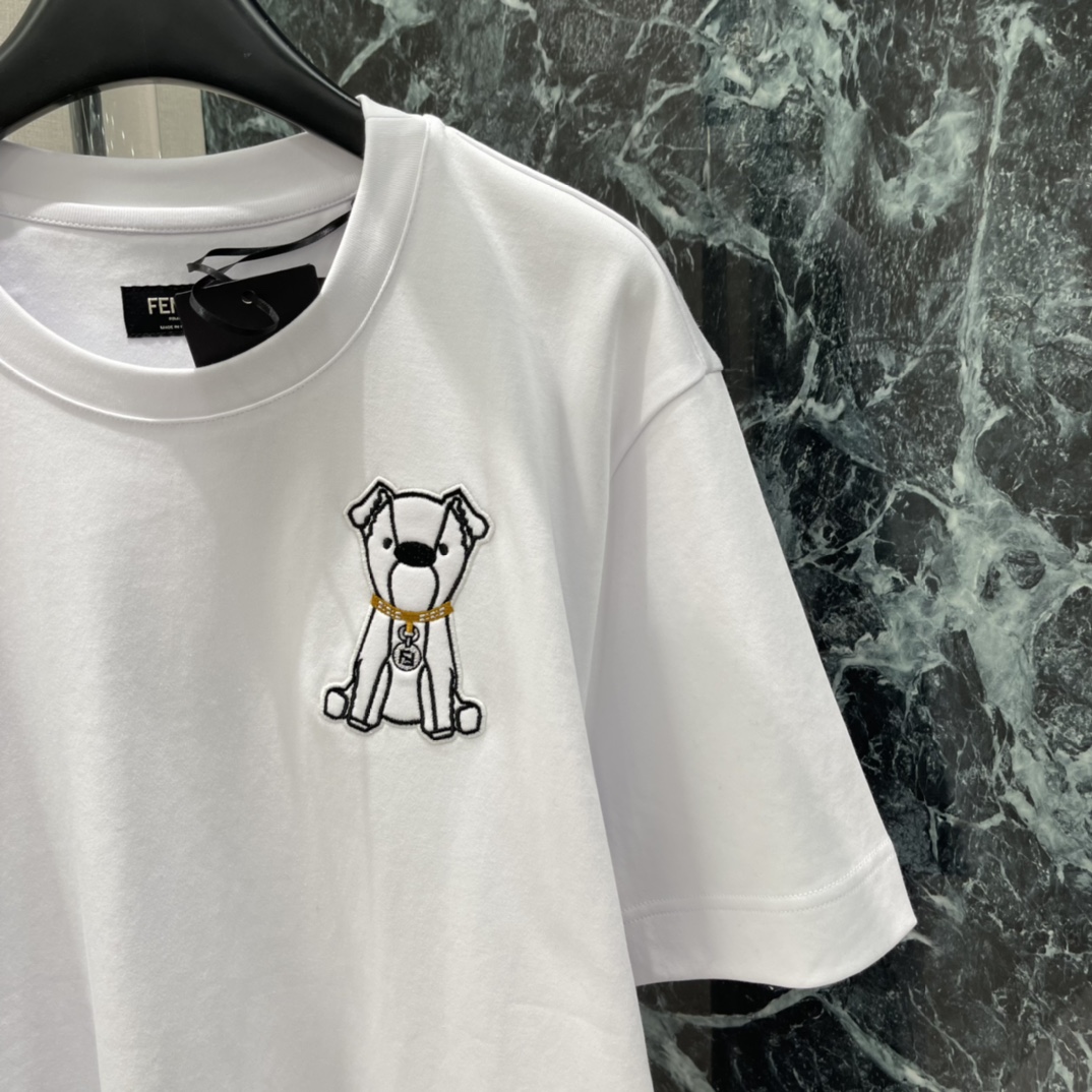FD 25秋冬新款 小狗图案短袖T恤 胸口小狗图案俏皮又精致。宽松圆领设计 日常出街或轻商务都能轻松驾驭