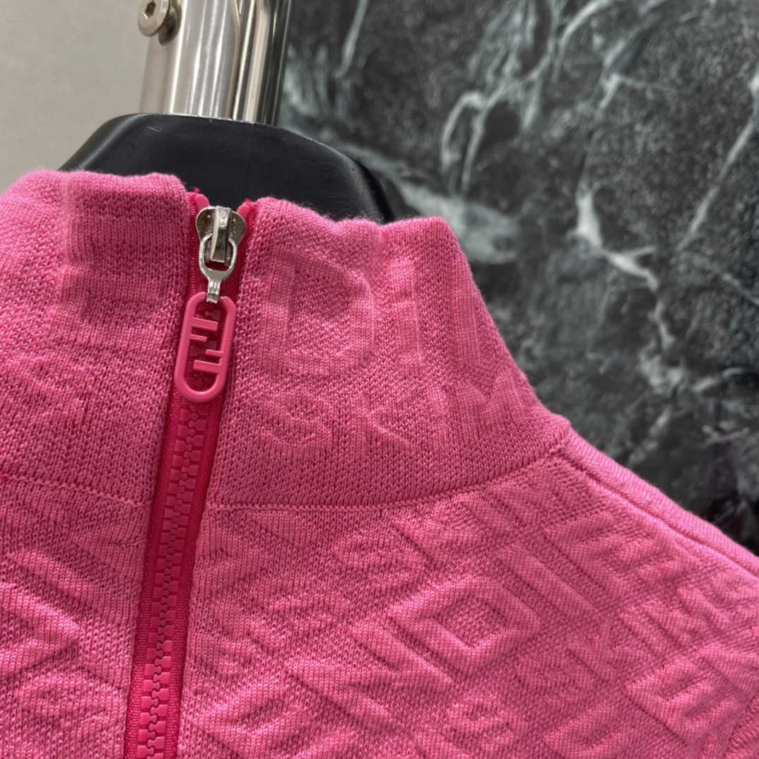 FD 25秋冬新款 针织提花连衣裙 几何纹理设计 细节满分 时尚感拉满 高领长袖 保暖又优雅 裙长适中 