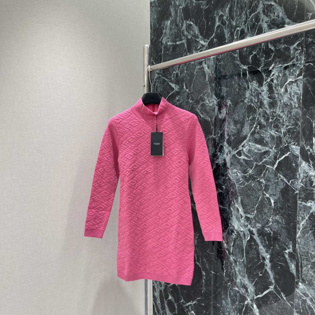 FD 25秋冬新款 针织提花连衣裙 几何纹理设计 细节满分 时尚感拉满 高领长袖 保暖又优雅 裙长适中 