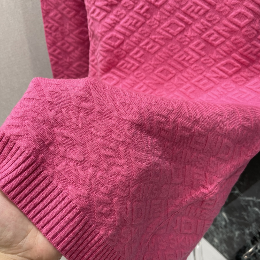 FD 25秋冬新款 针织提花连衣裙 几何纹理设计 细节满分 时尚感拉满 高领长袖 保暖又优雅 裙长适中 