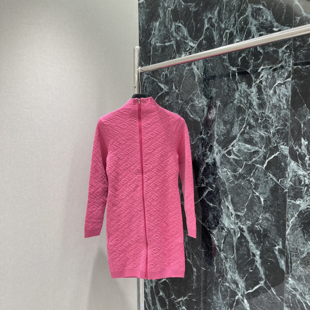 FD 25秋冬新款 针织提花连衣裙 几何纹理设计 细节满分 时尚感拉满 高领长袖 保暖又优雅 裙长适中 